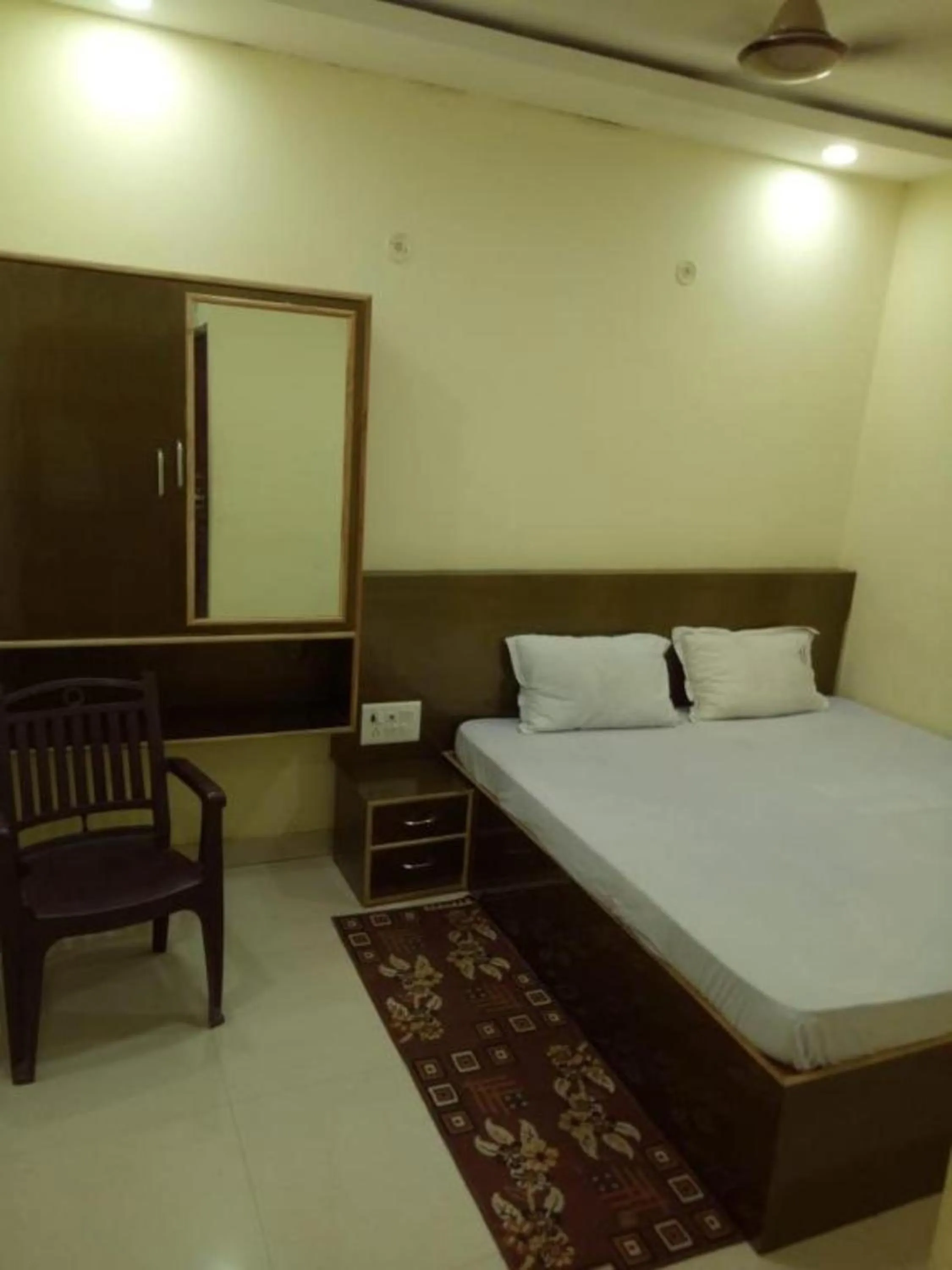 Bed in Goroomgo Swastik Guest House Varanasi Near Kashi Vishwanath Temple