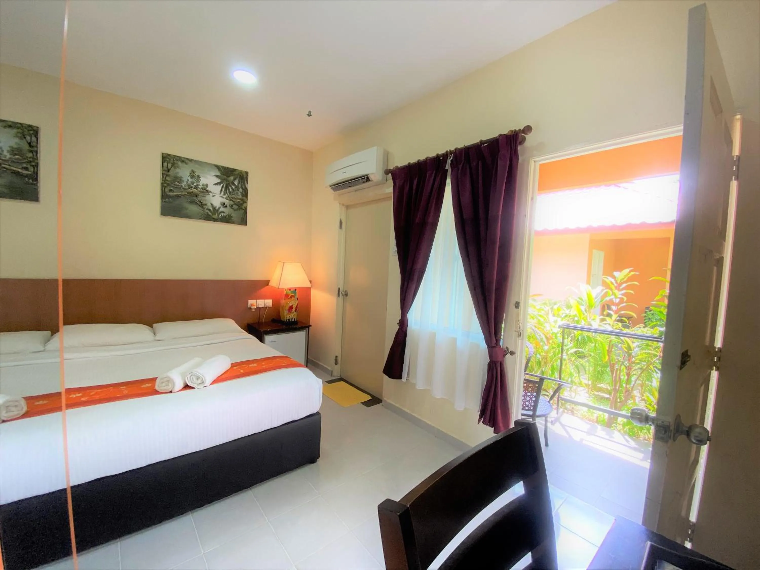 Photo of the whole room, Bed in Chenang Inn