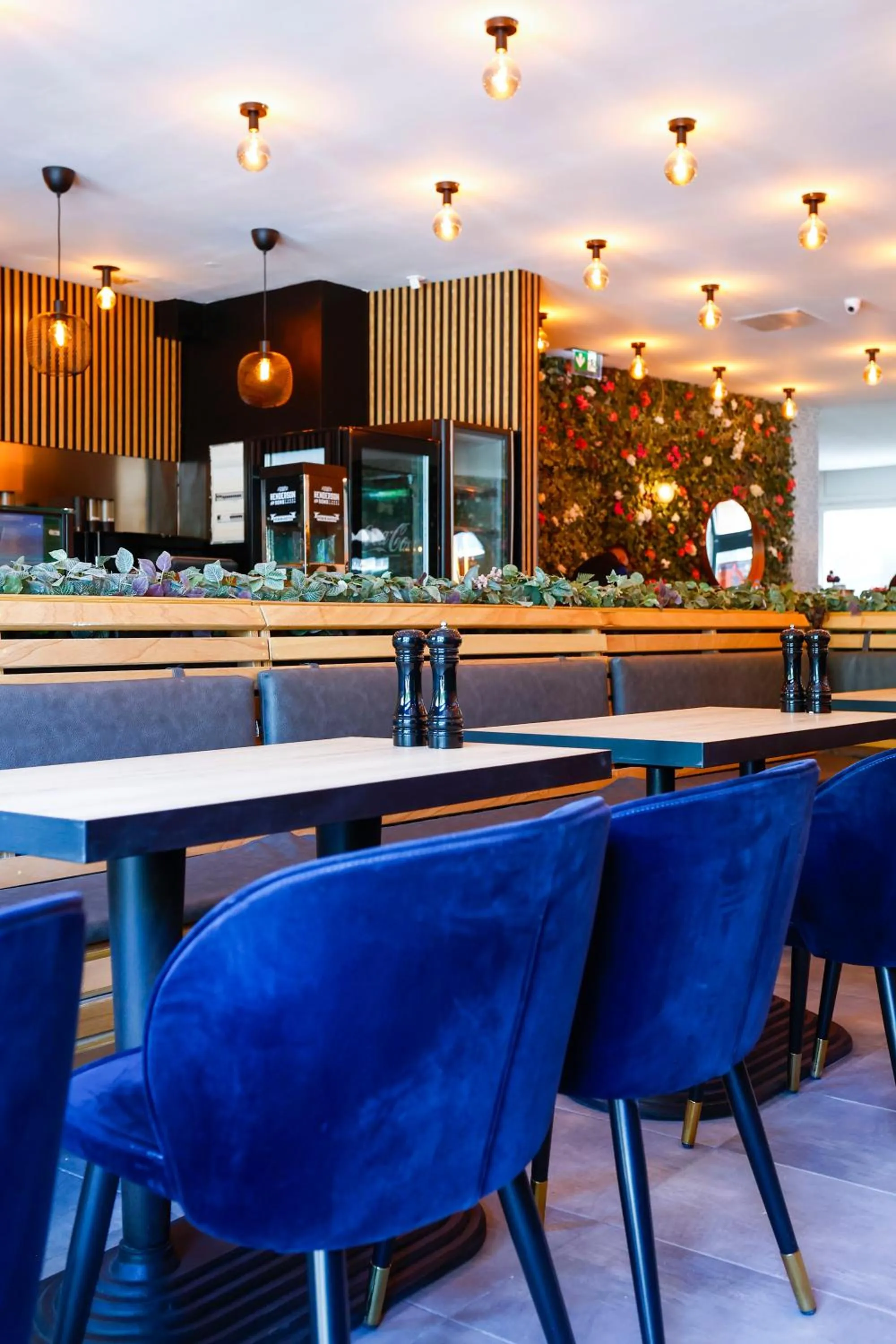 Restaurant/places to eat in Sleephotels Cosmos