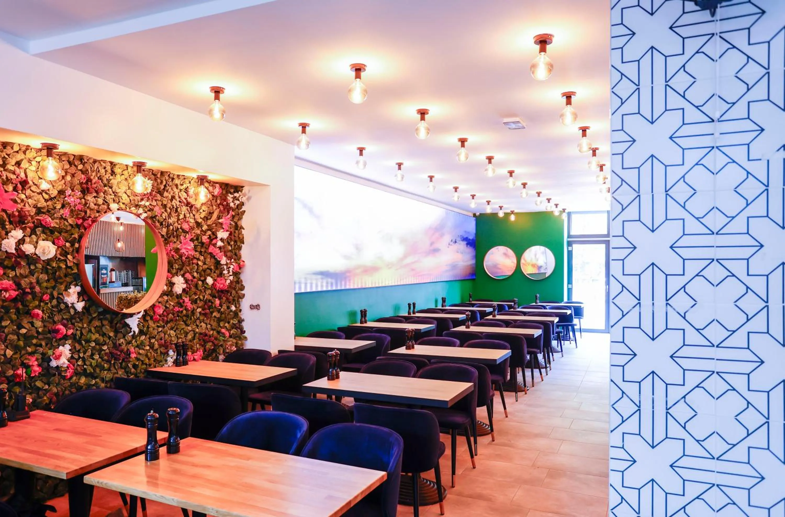 Restaurant/places to eat in Sleephotels Cosmos