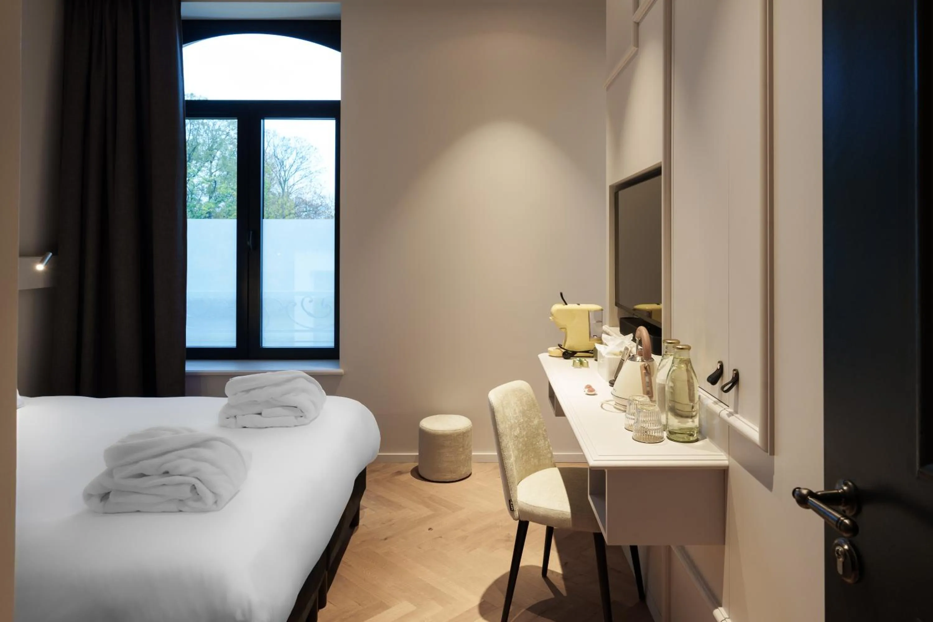 Photo of the whole room, Bed in Bienheureux Hôtel & Restaurant