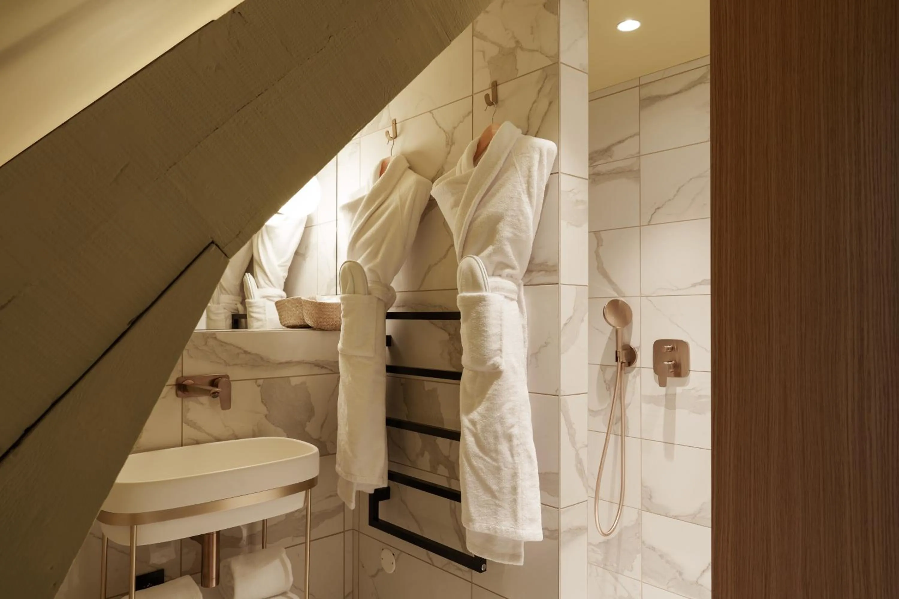 Shower in Bienheureux Hôtel & Restaurant