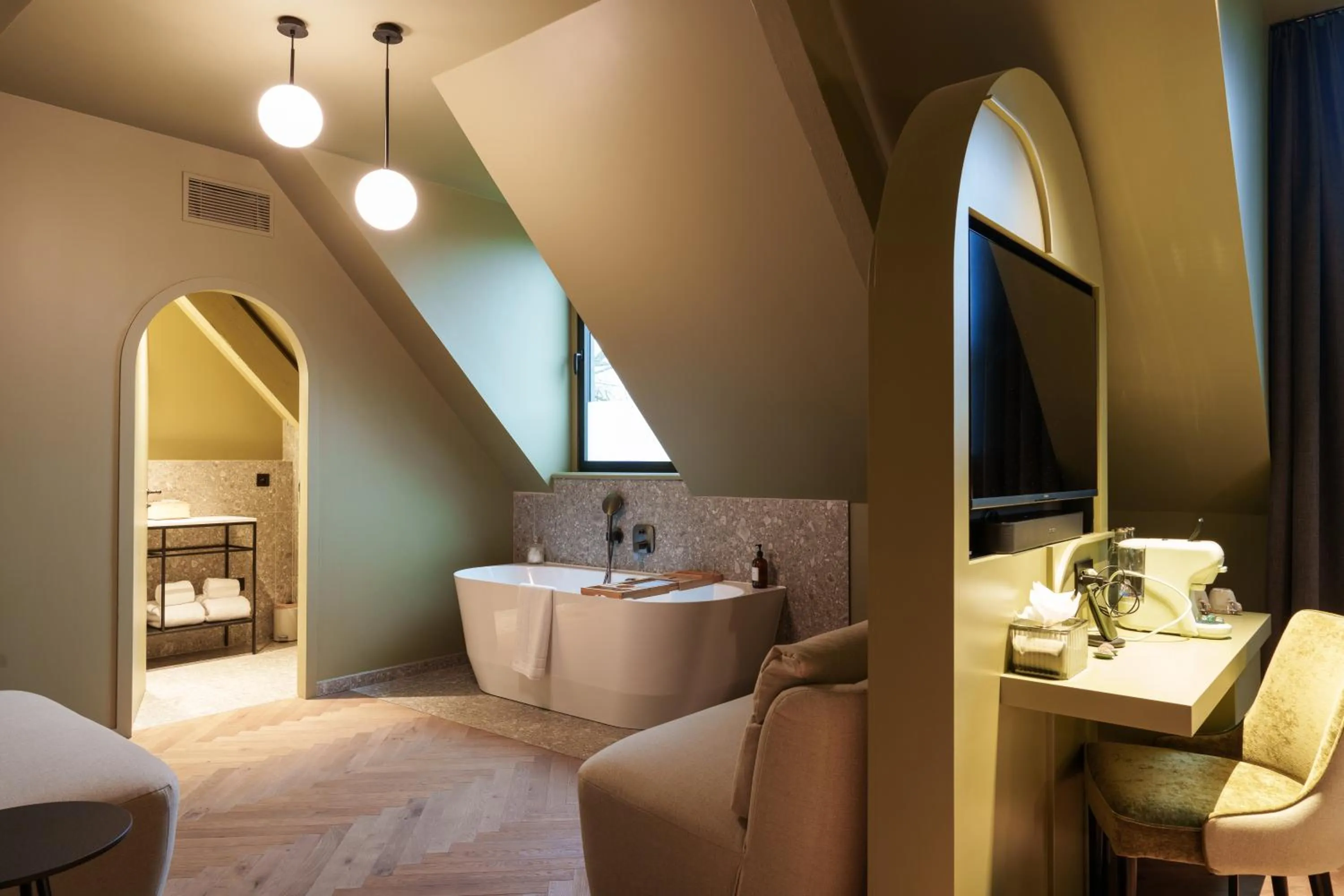 TV and multimedia, Bed in Bienheureux Hôtel & Restaurant