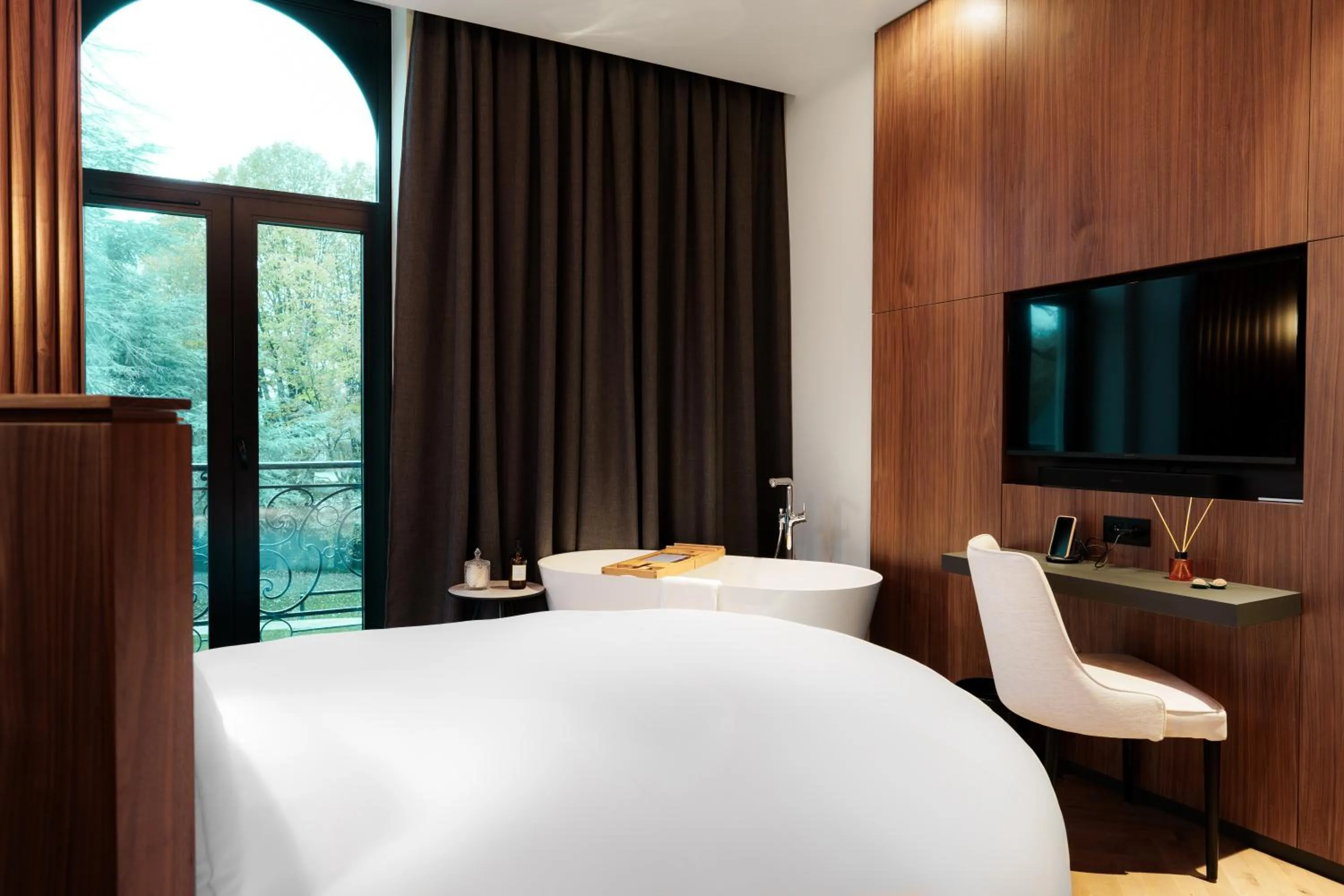 TV and multimedia, Bed in Bienheureux Hôtel & Restaurant