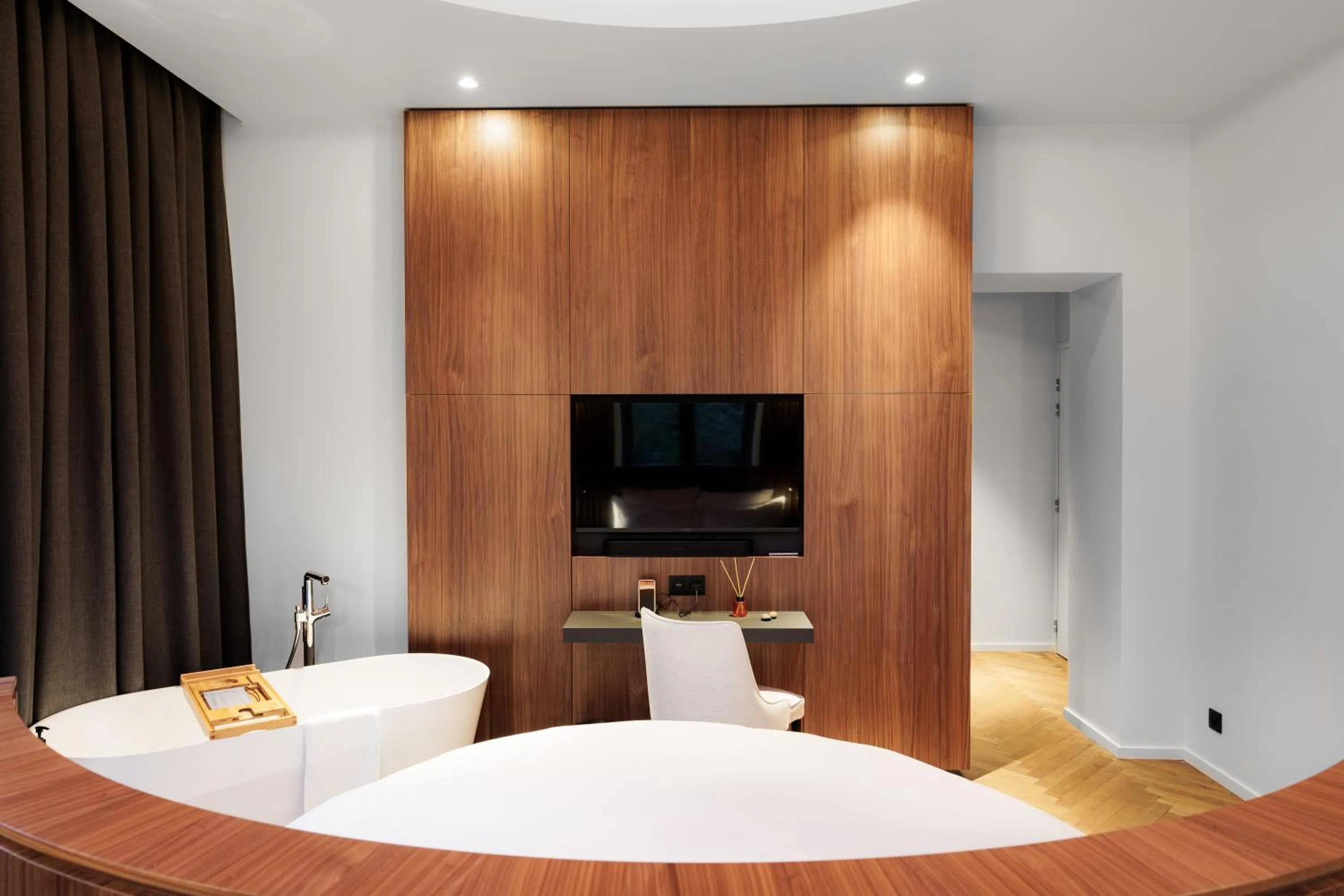 TV and multimedia in Bienheureux Hôtel & Restaurant