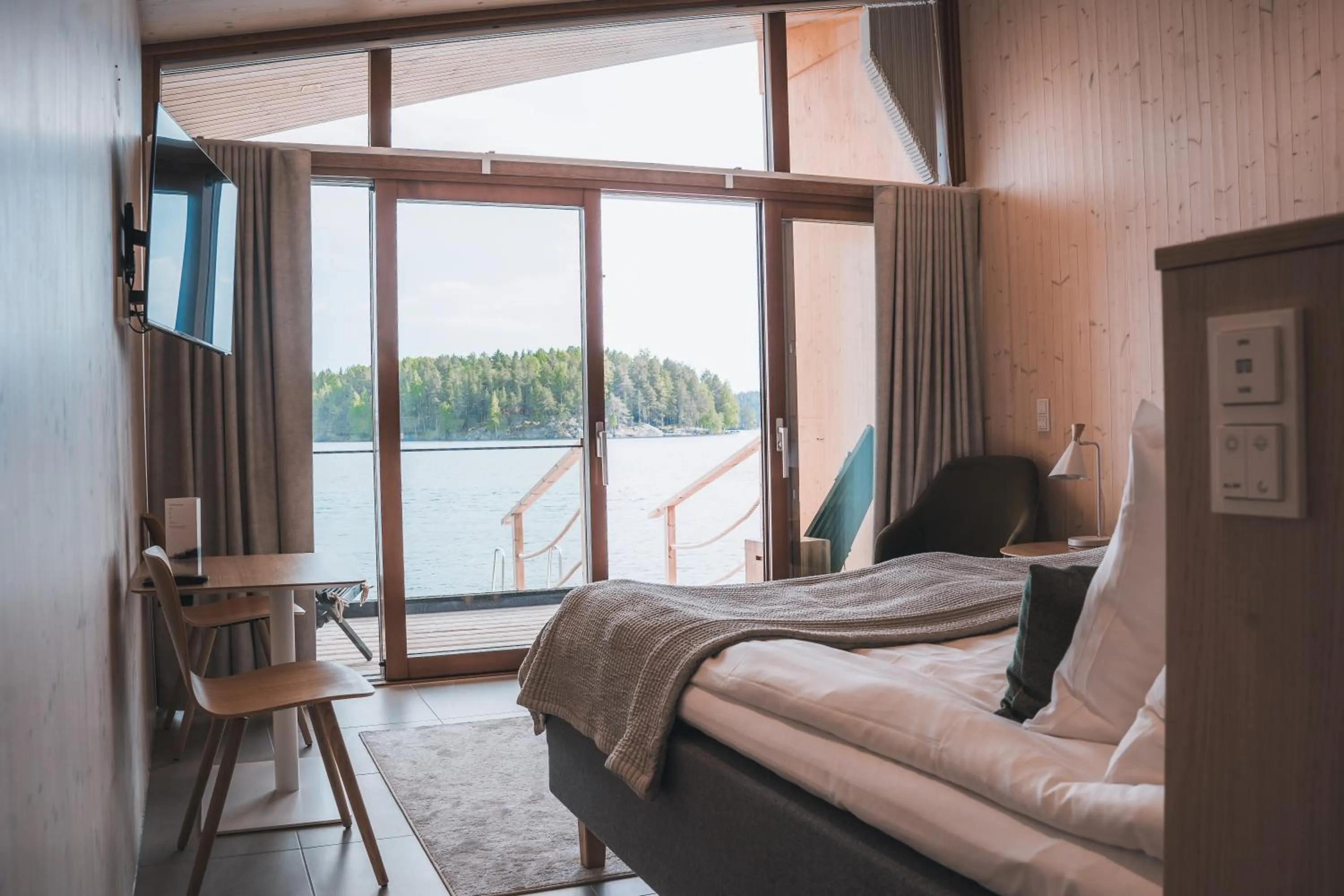 Summer, Bed in Bella Lake Resort