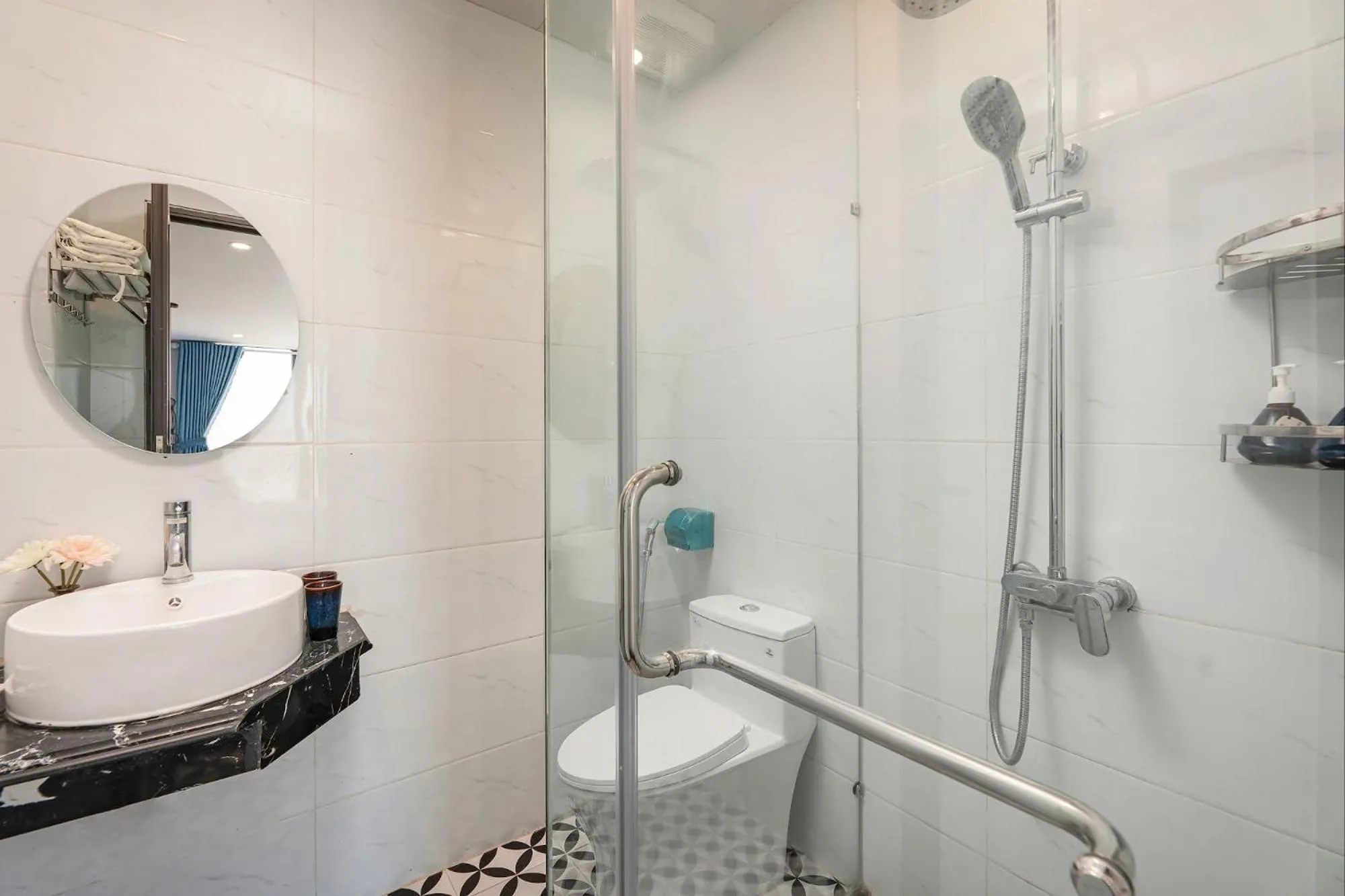 Bathroom in La Renta Premier Hotel & Spa Hanoi