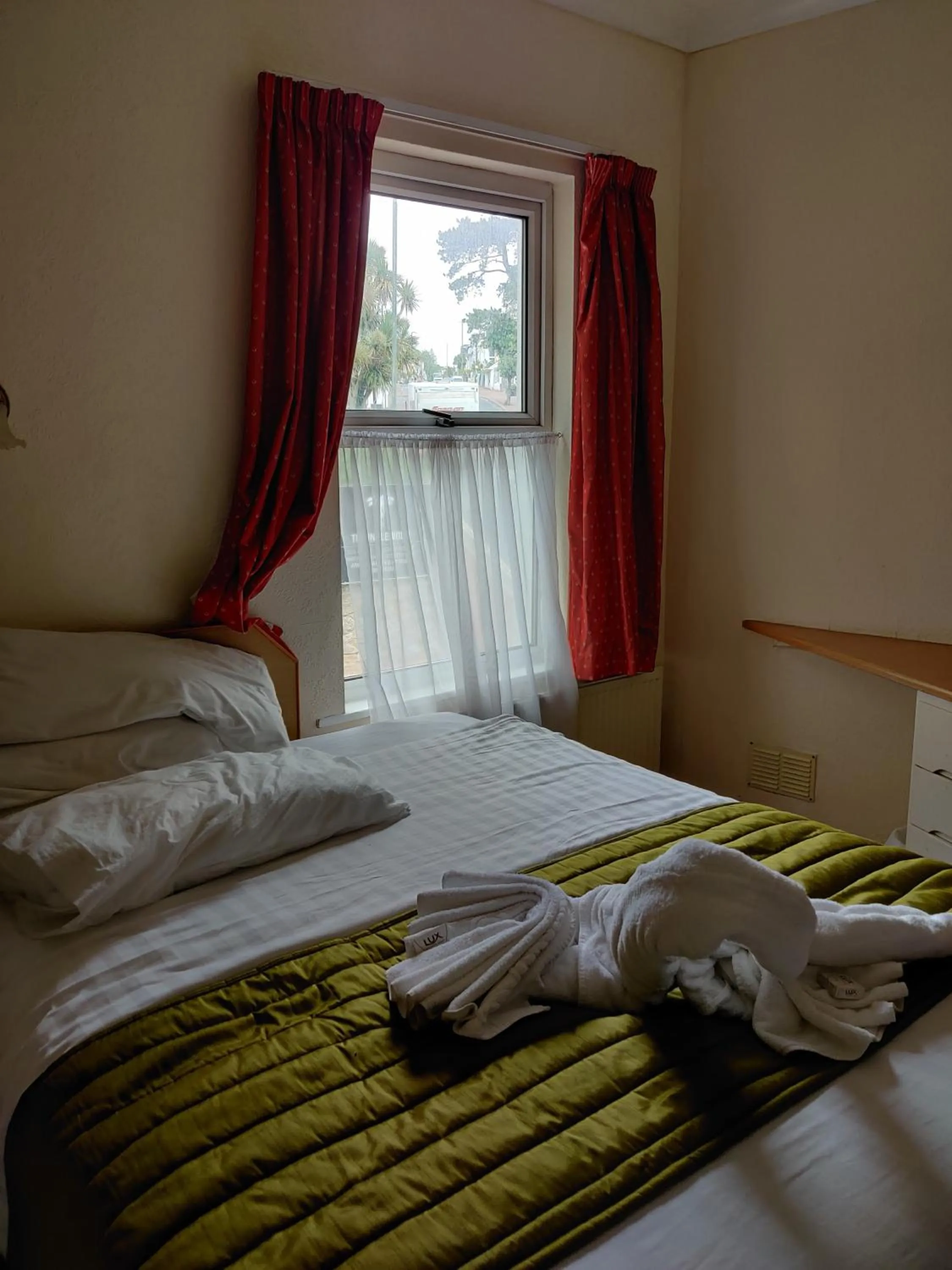 Bedroom in Inglewood Palm Hotel, Abbey Sands Torquay