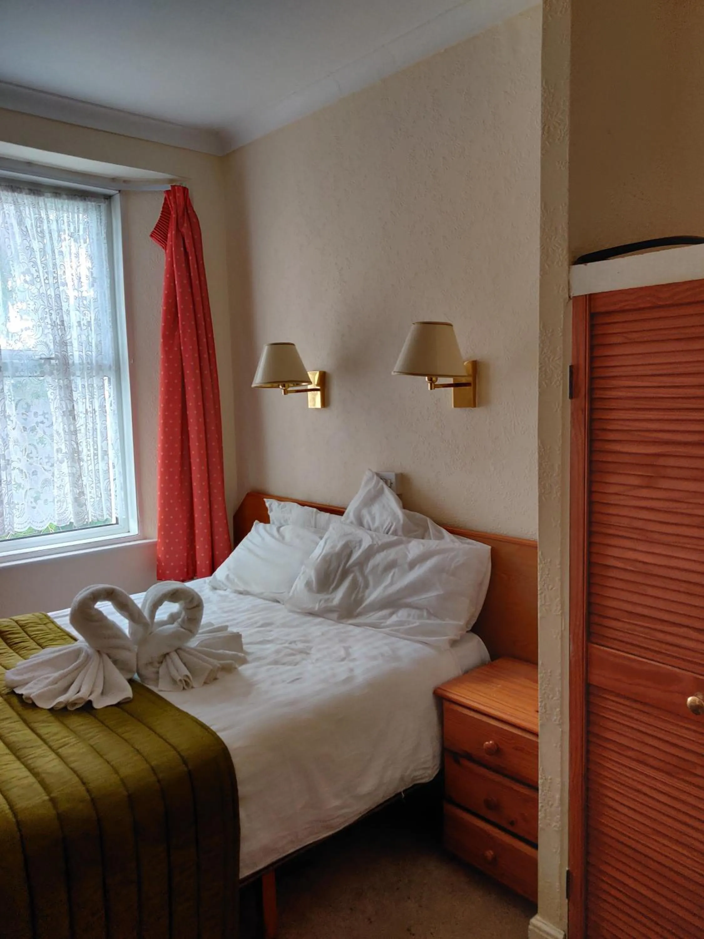 Bedroom in Inglewood Palm Hotel, Abbey Sands Torquay