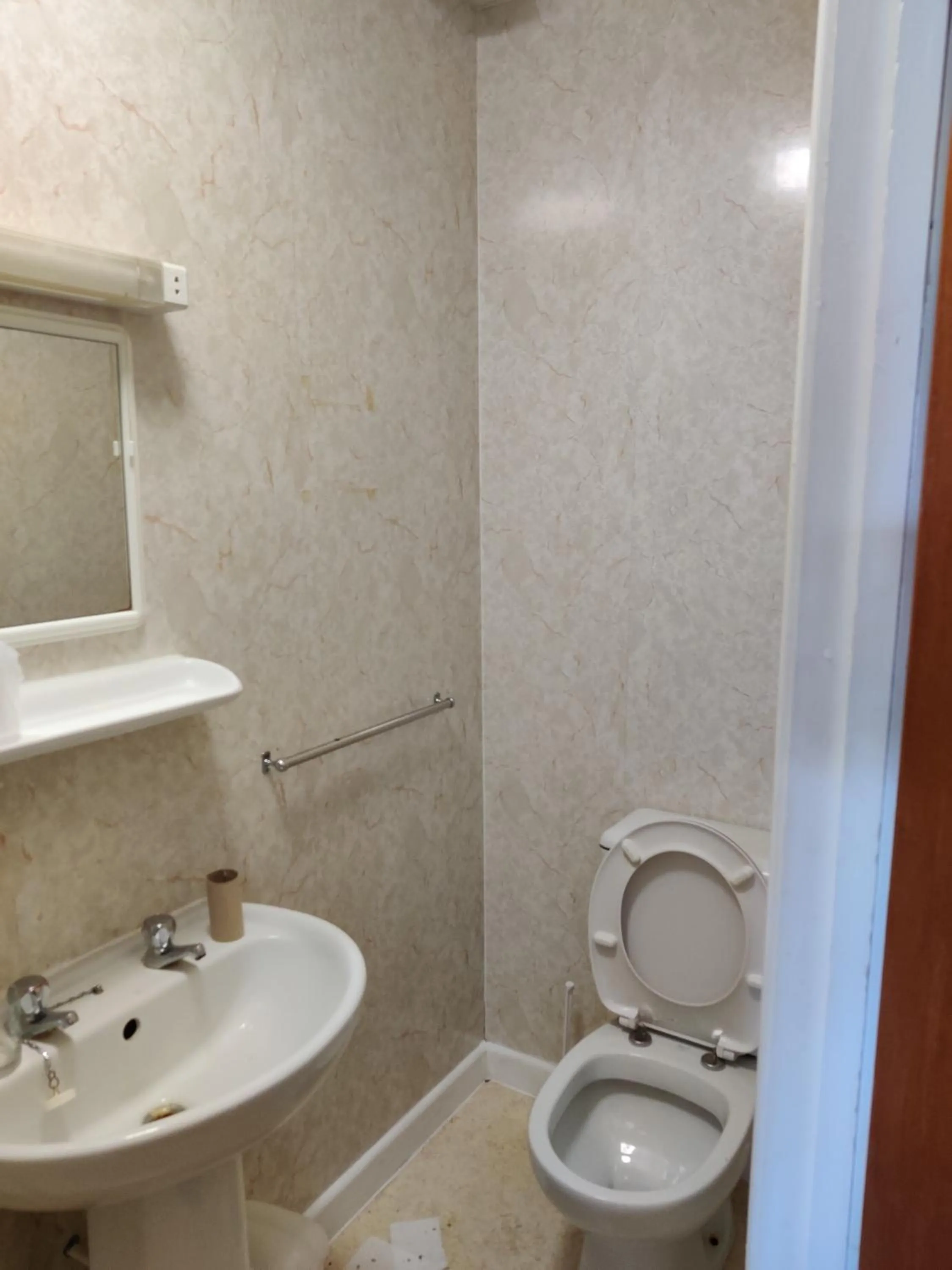 Bathroom in Inglewood Palm Hotel, Abbey Sands Torquay