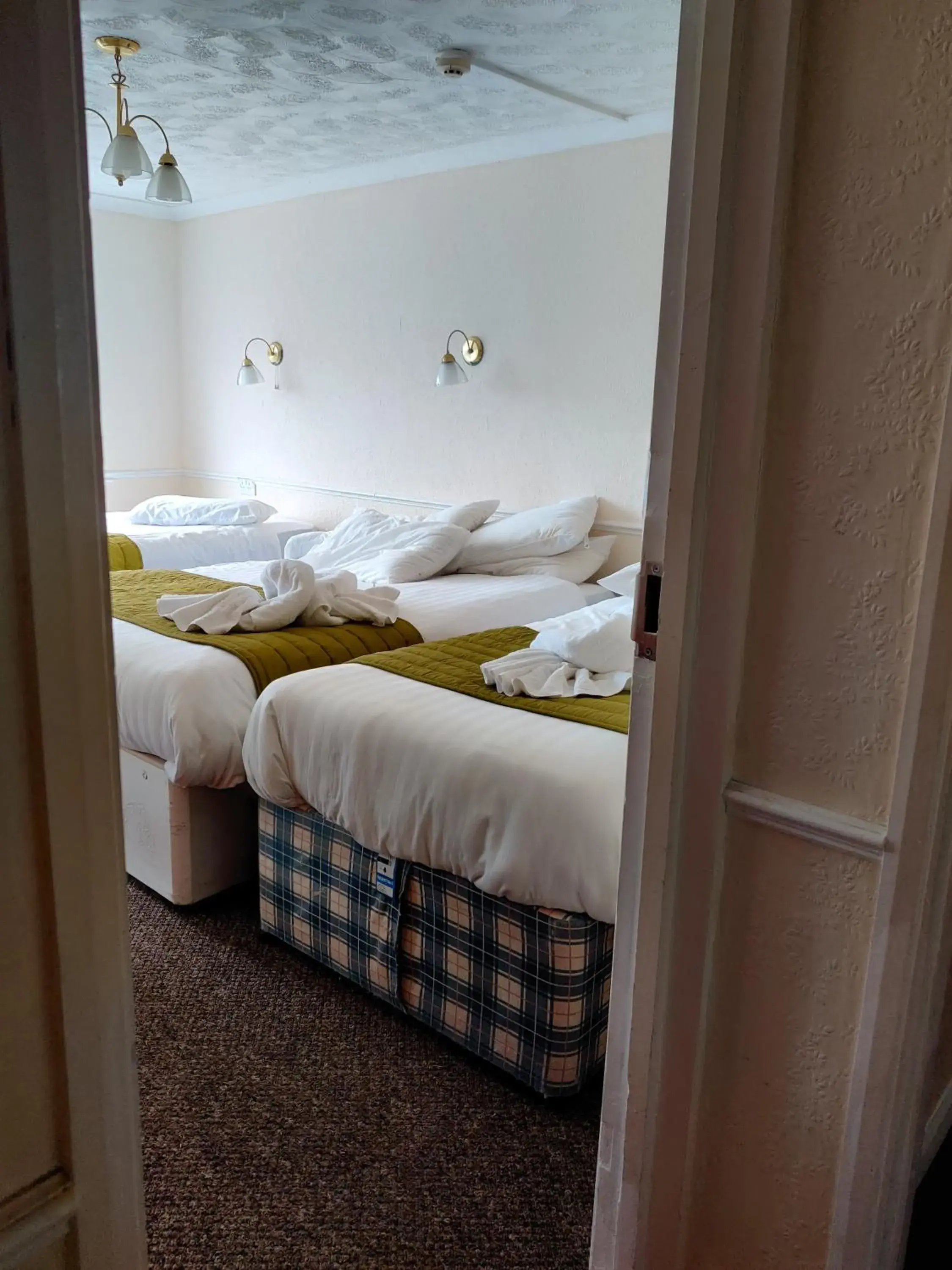 Standard Quadruple Room in Inglewood Palm Hotel, Abbey Sands Torquay Standard Quadruple Room in Inglewood Palm Hotel, Abbey Sands Torquay