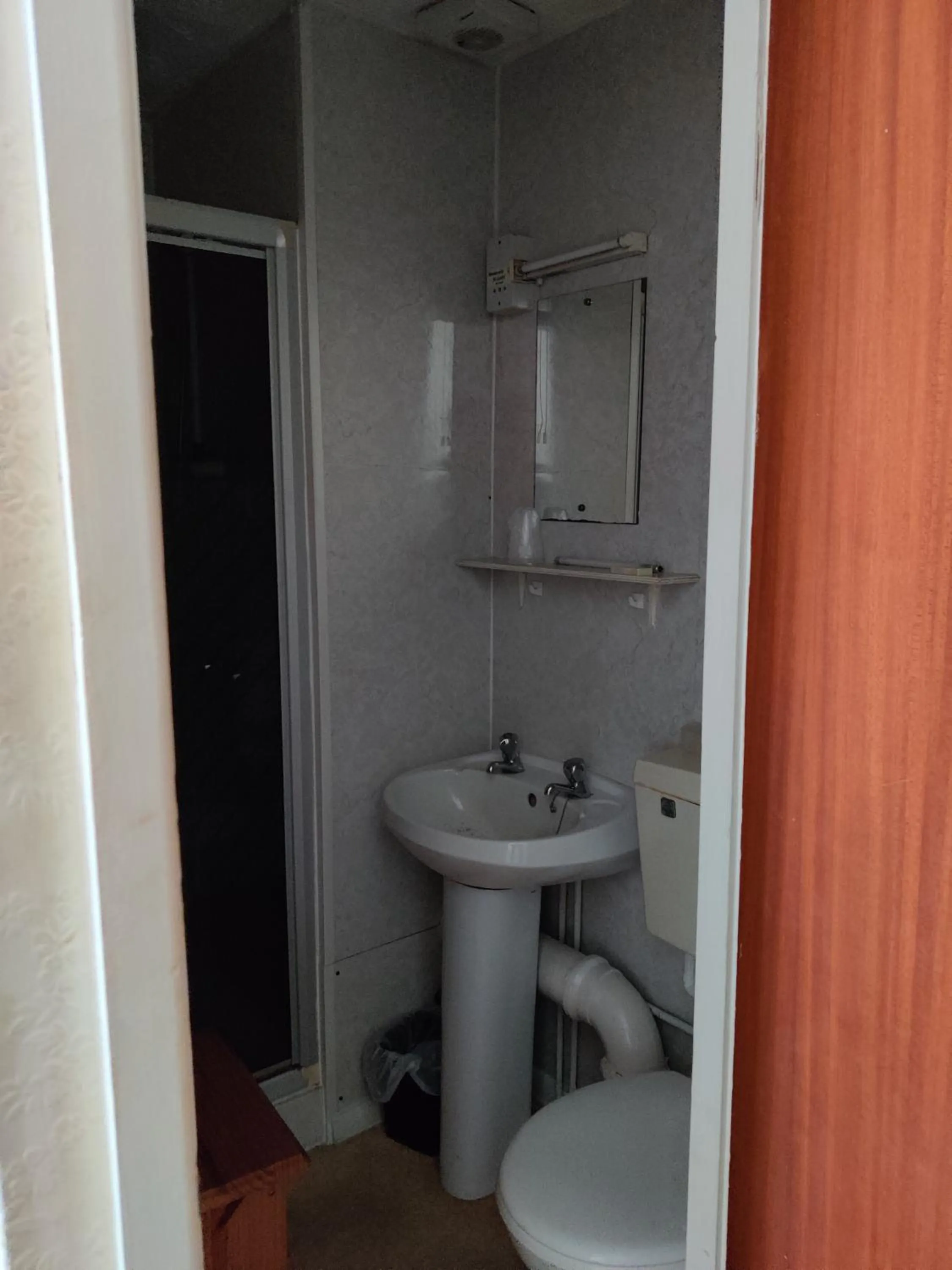 Bathroom in Inglewood Palm Hotel, Abbey Sands Torquay