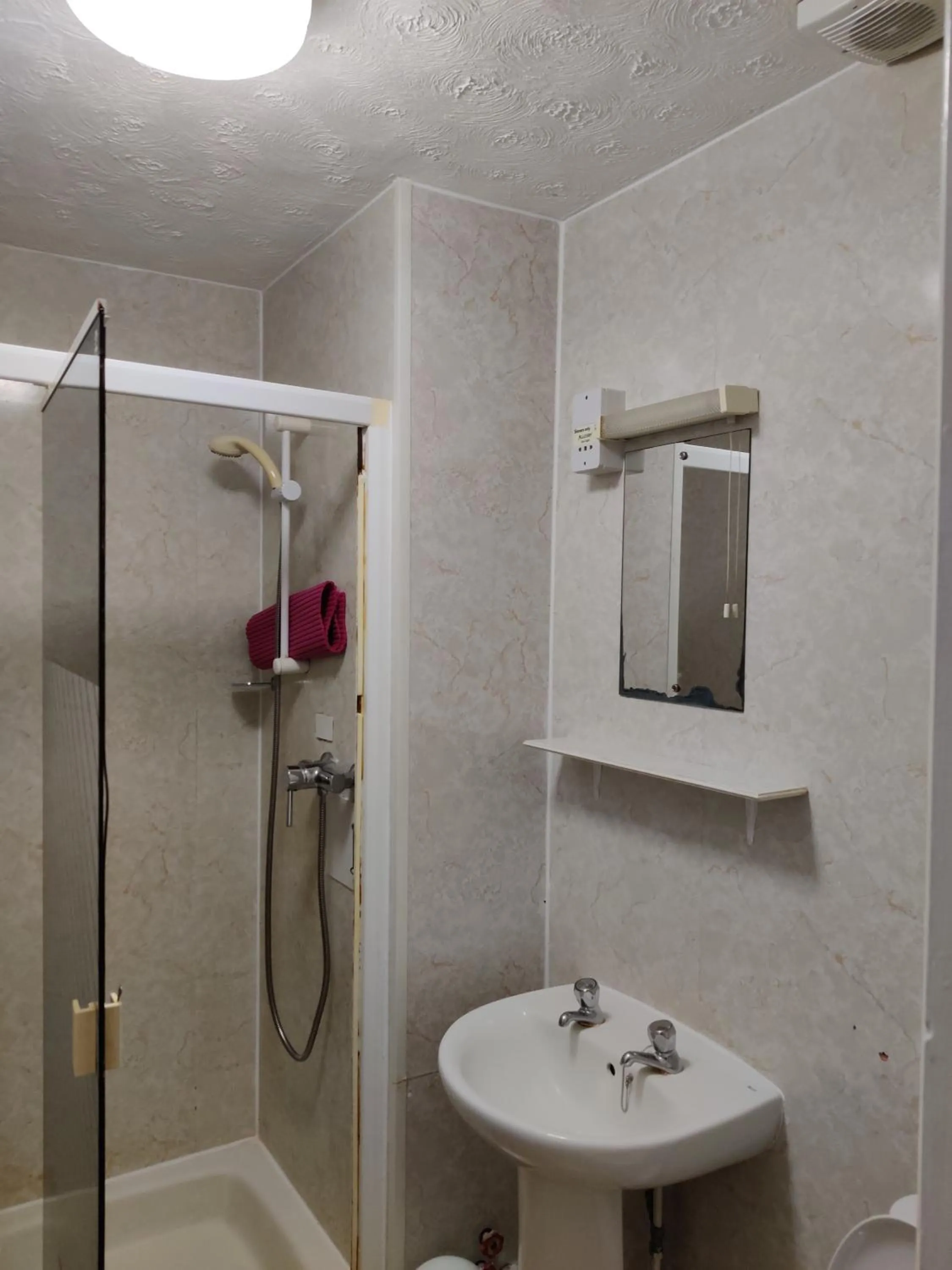 Bathroom in Inglewood Palm Hotel, Abbey Sands Torquay