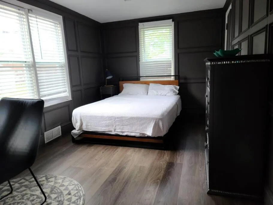 Bed in Large Central Homelike Townhome