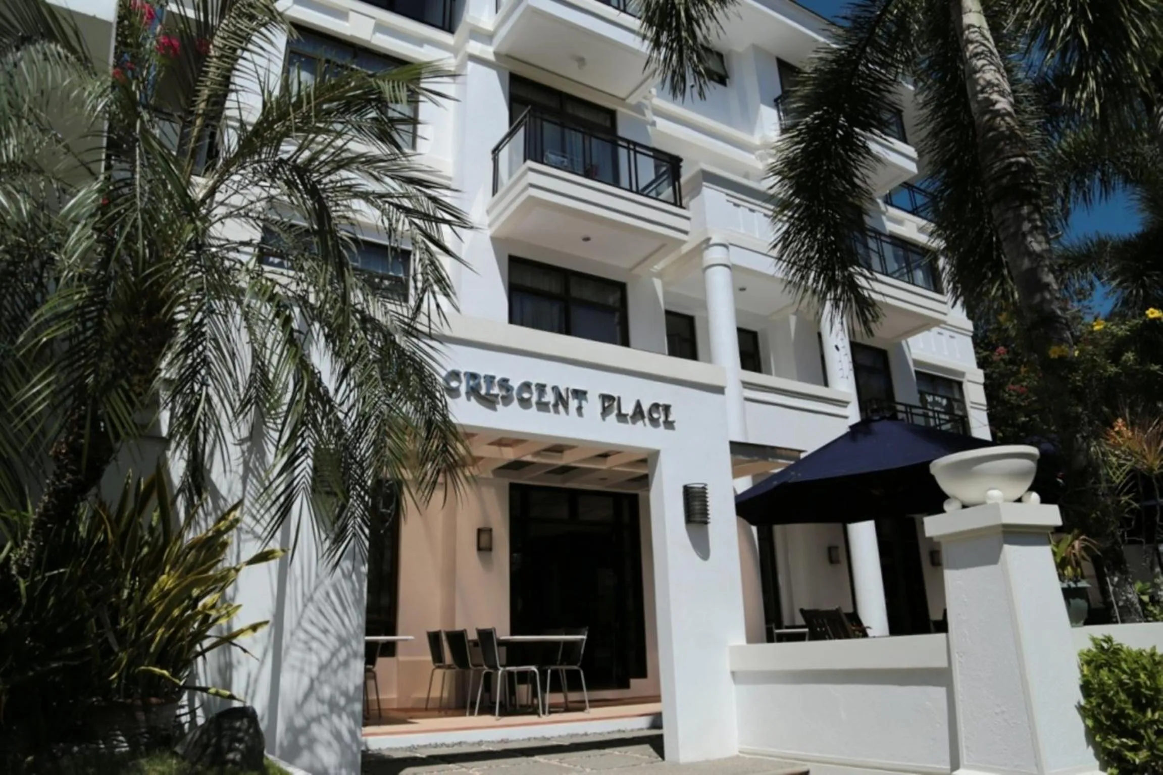 Facade/entrance in One Crescent Place Hotel