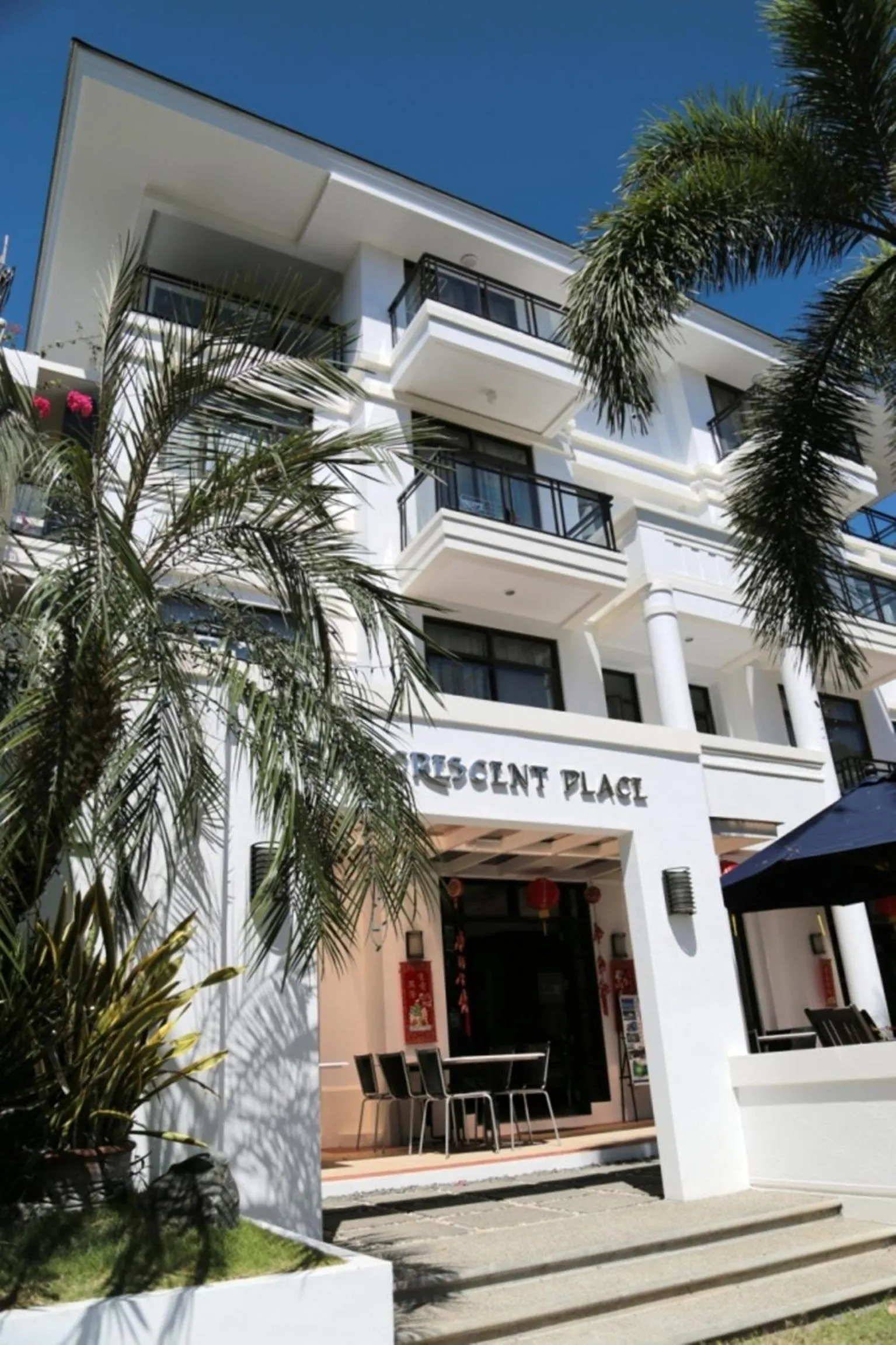 Facade/entrance in One Crescent Place Hotel