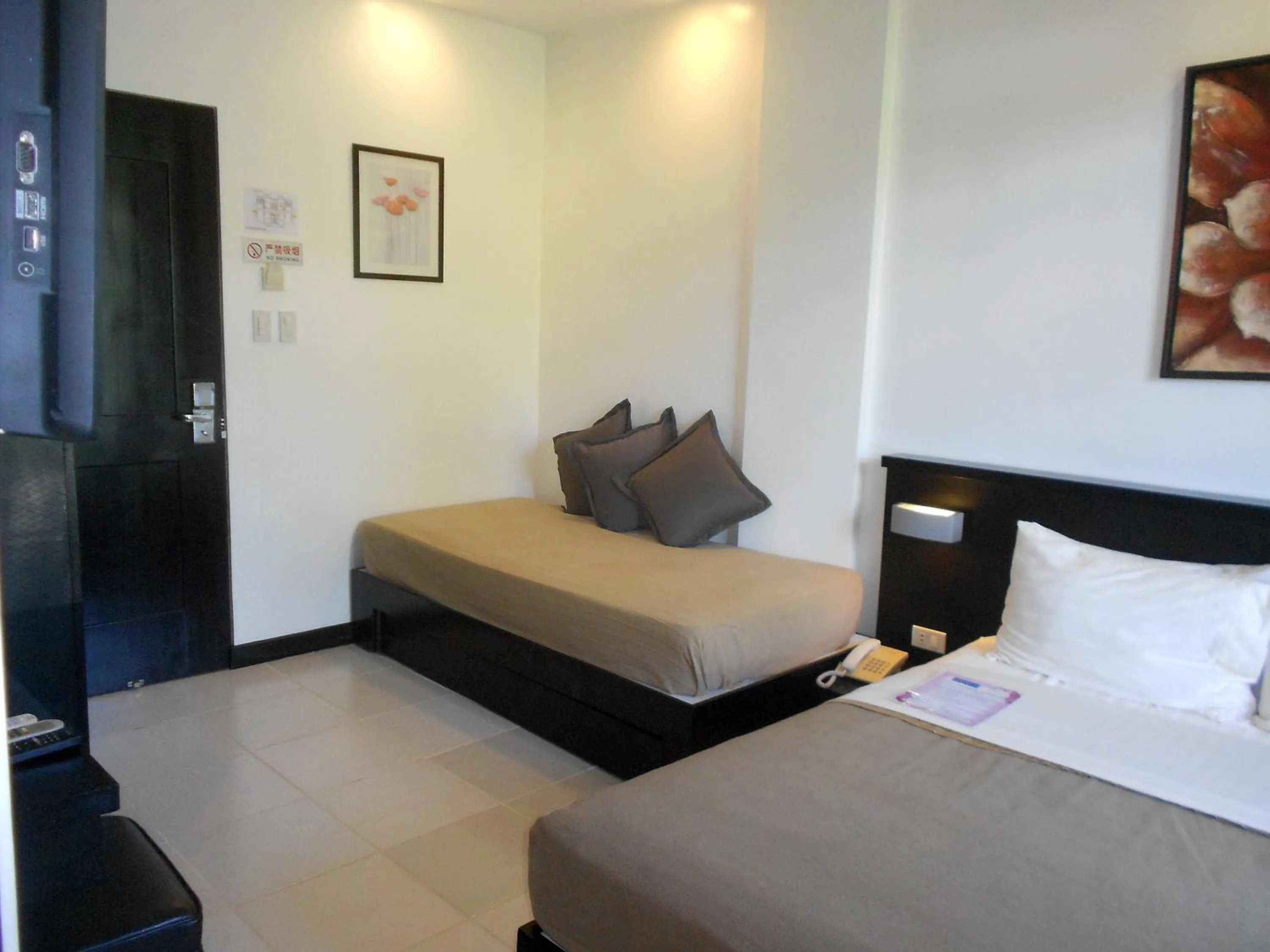 Bed in One Crescent Place Hotel