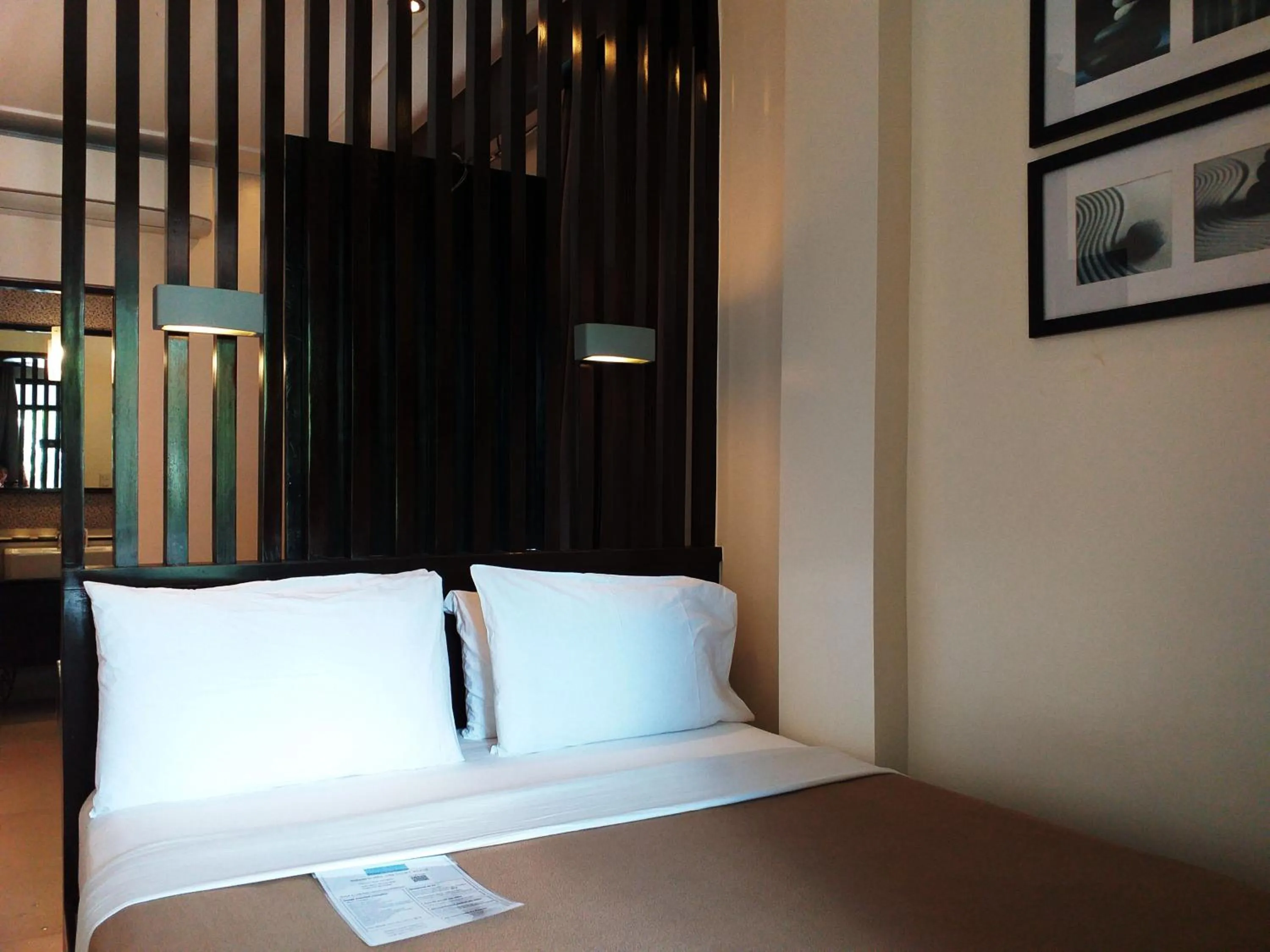 Bedroom, Bed in One Crescent Place Hotel