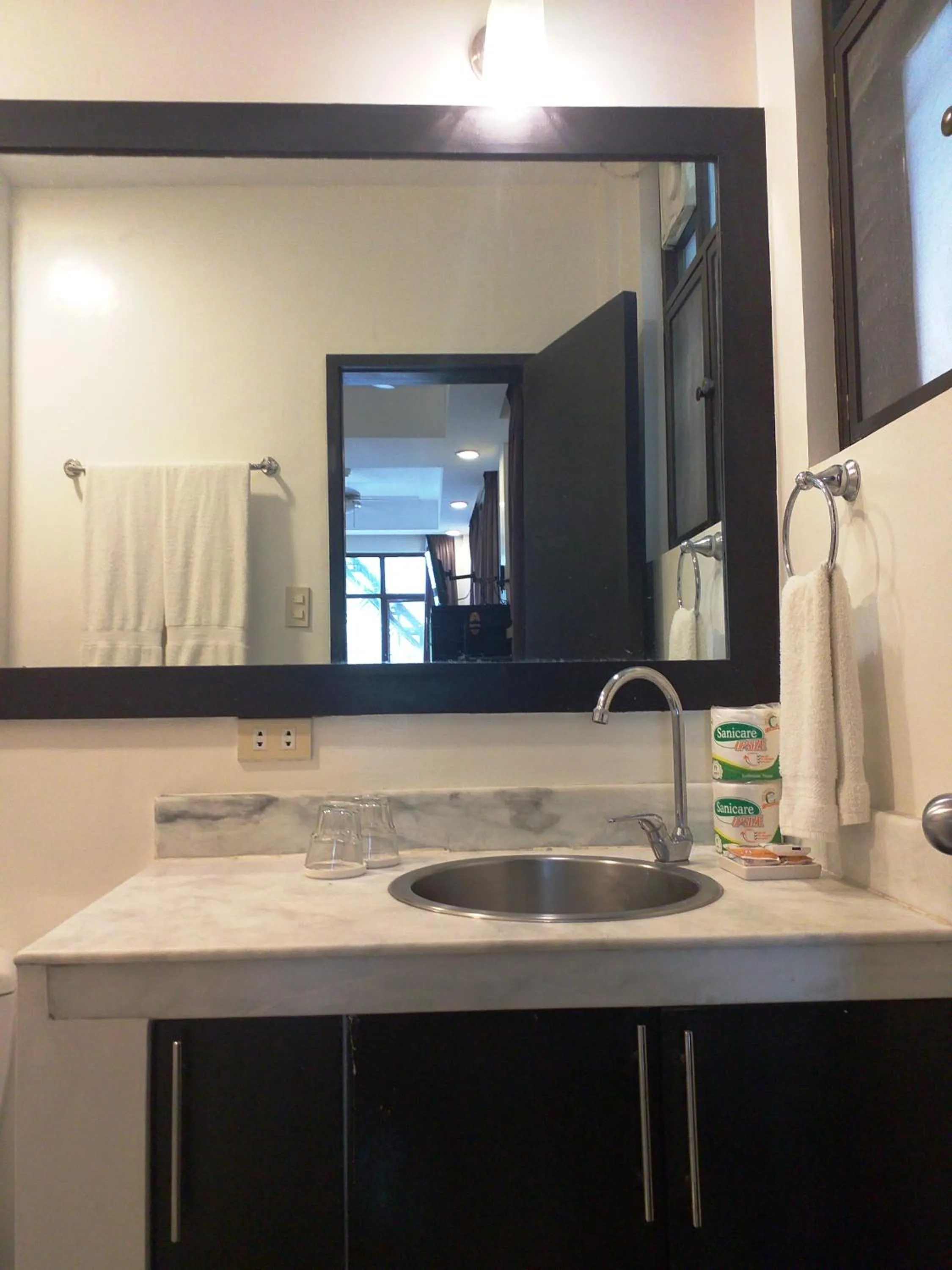 Bathroom in One Crescent Place Hotel