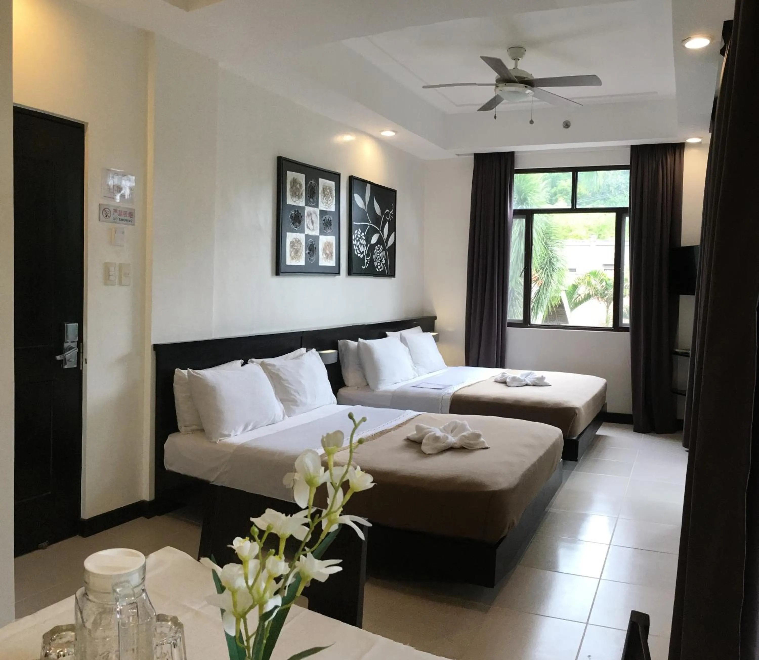 Bedroom, Bed in One Crescent Place Hotel