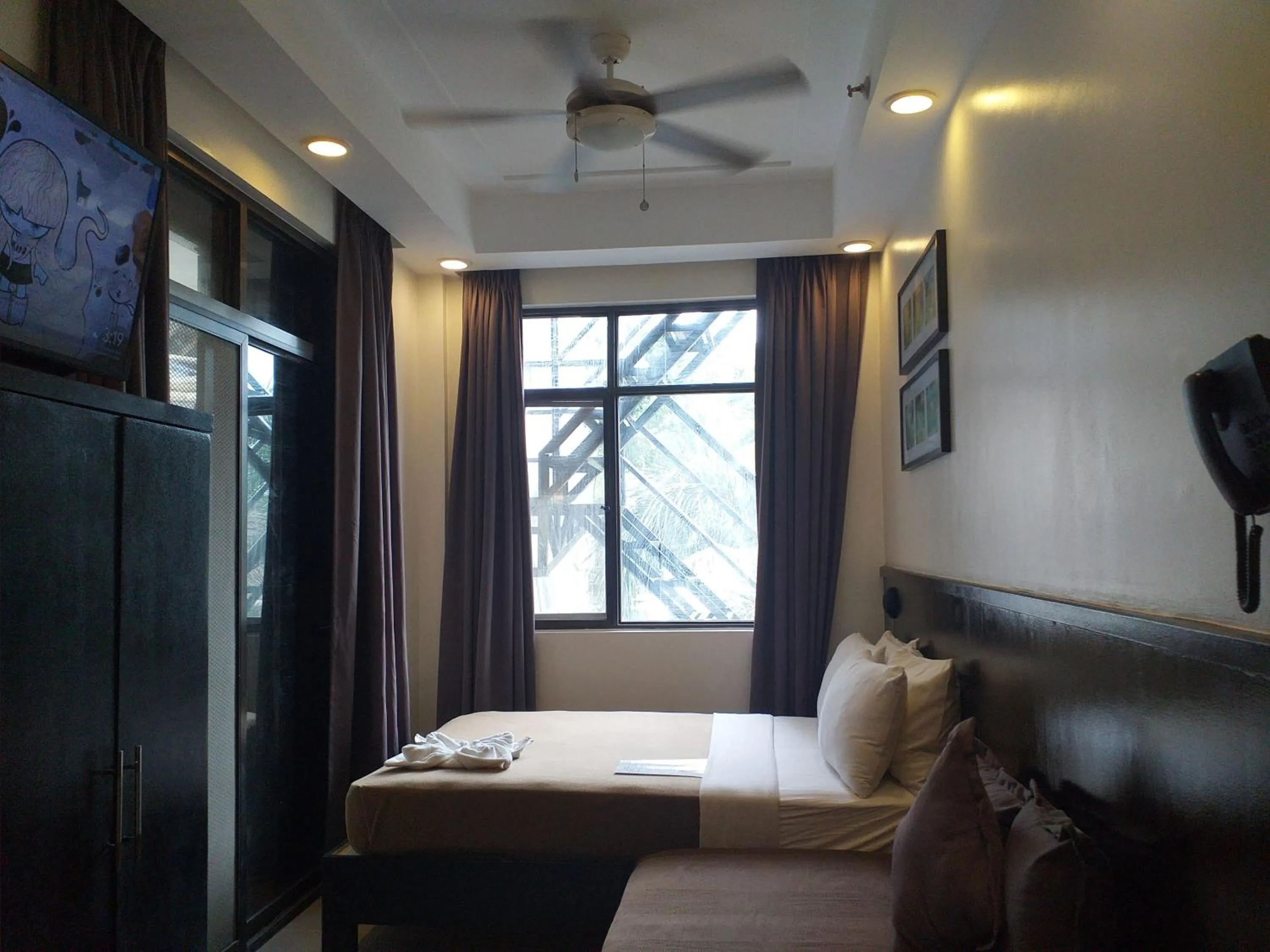 Bedroom, Bed in One Crescent Place Hotel