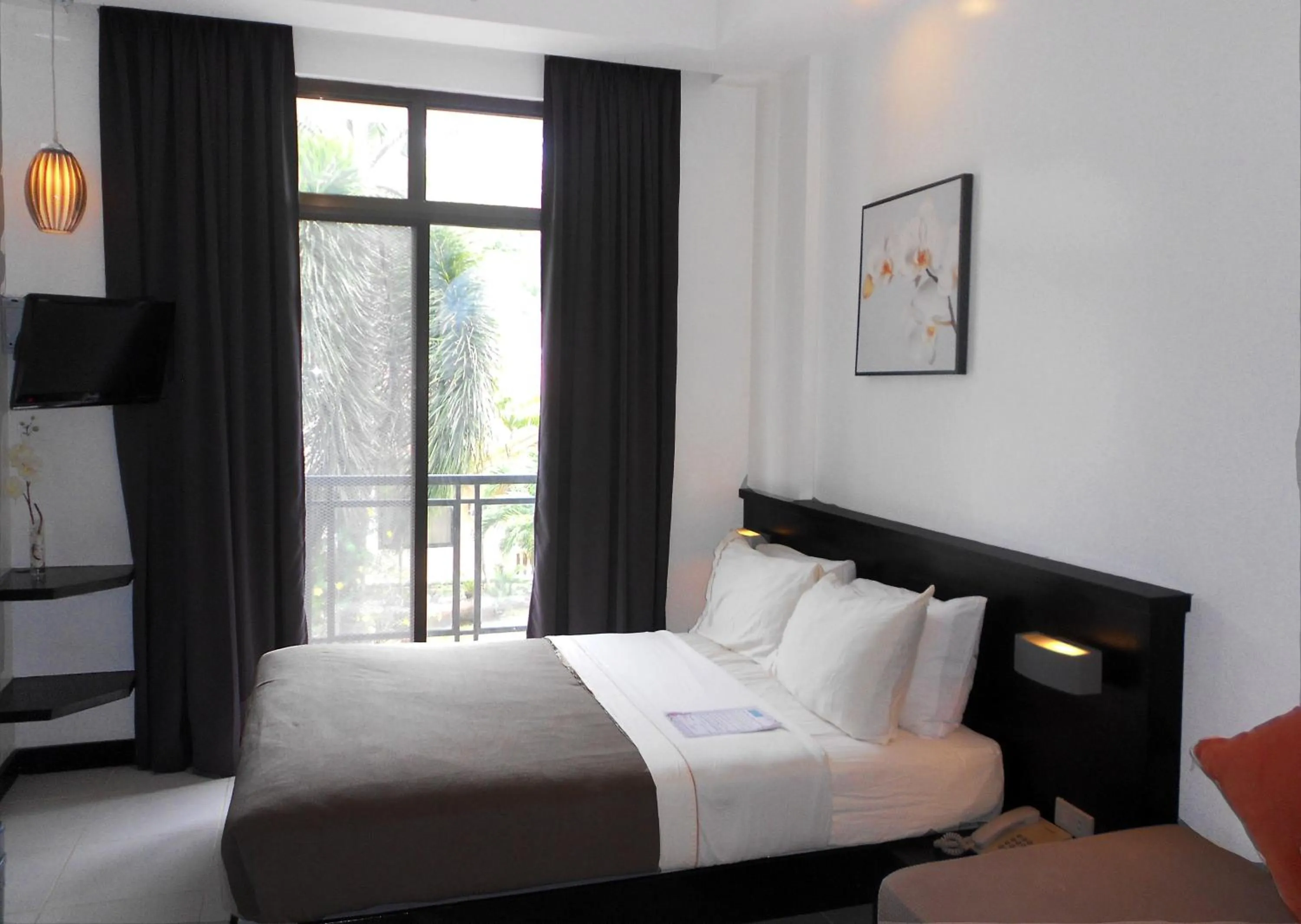 Bed in One Crescent Place Hotel