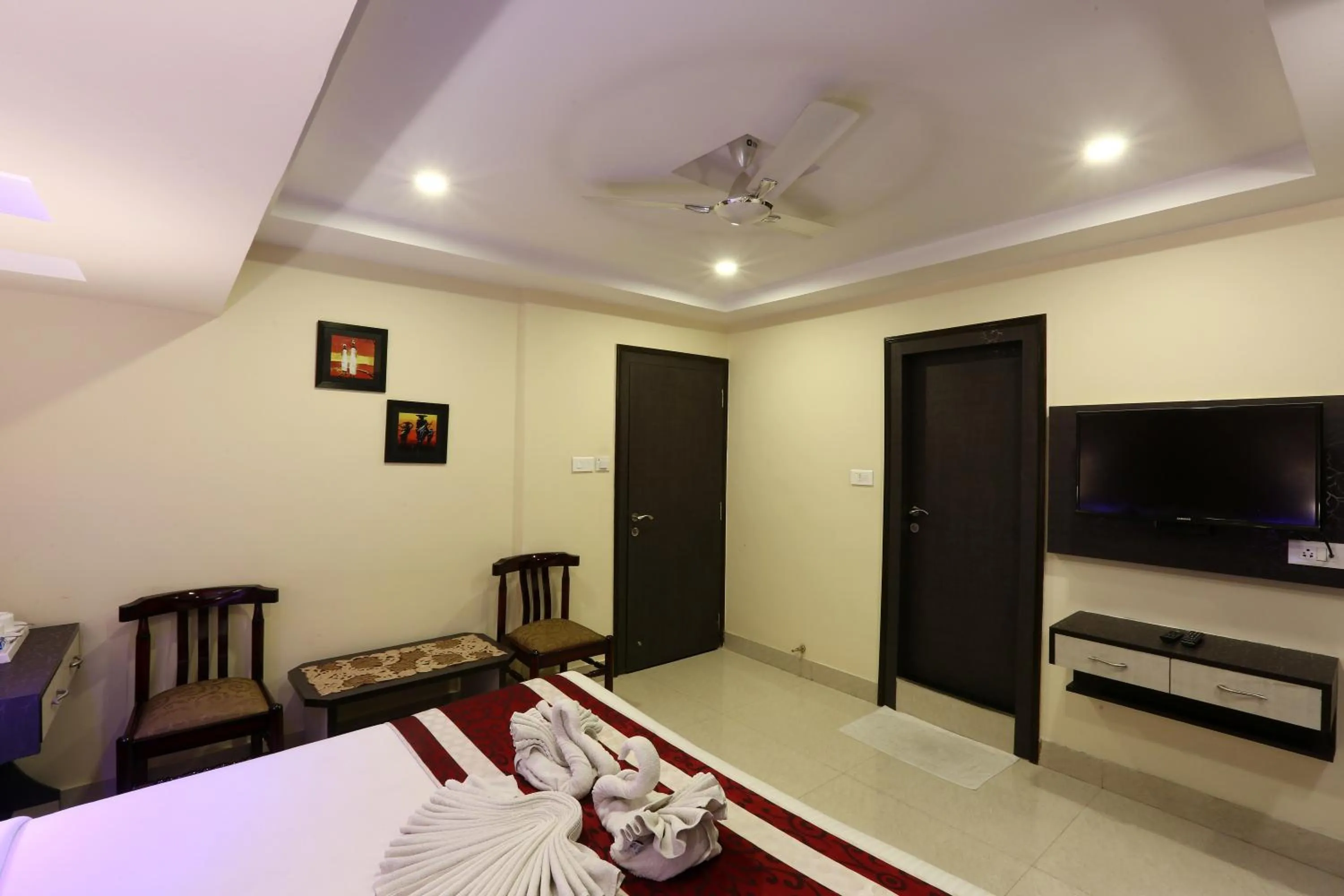 Communal lounge/ TV room, Bed in Hotel Blue Bird, Nagaon