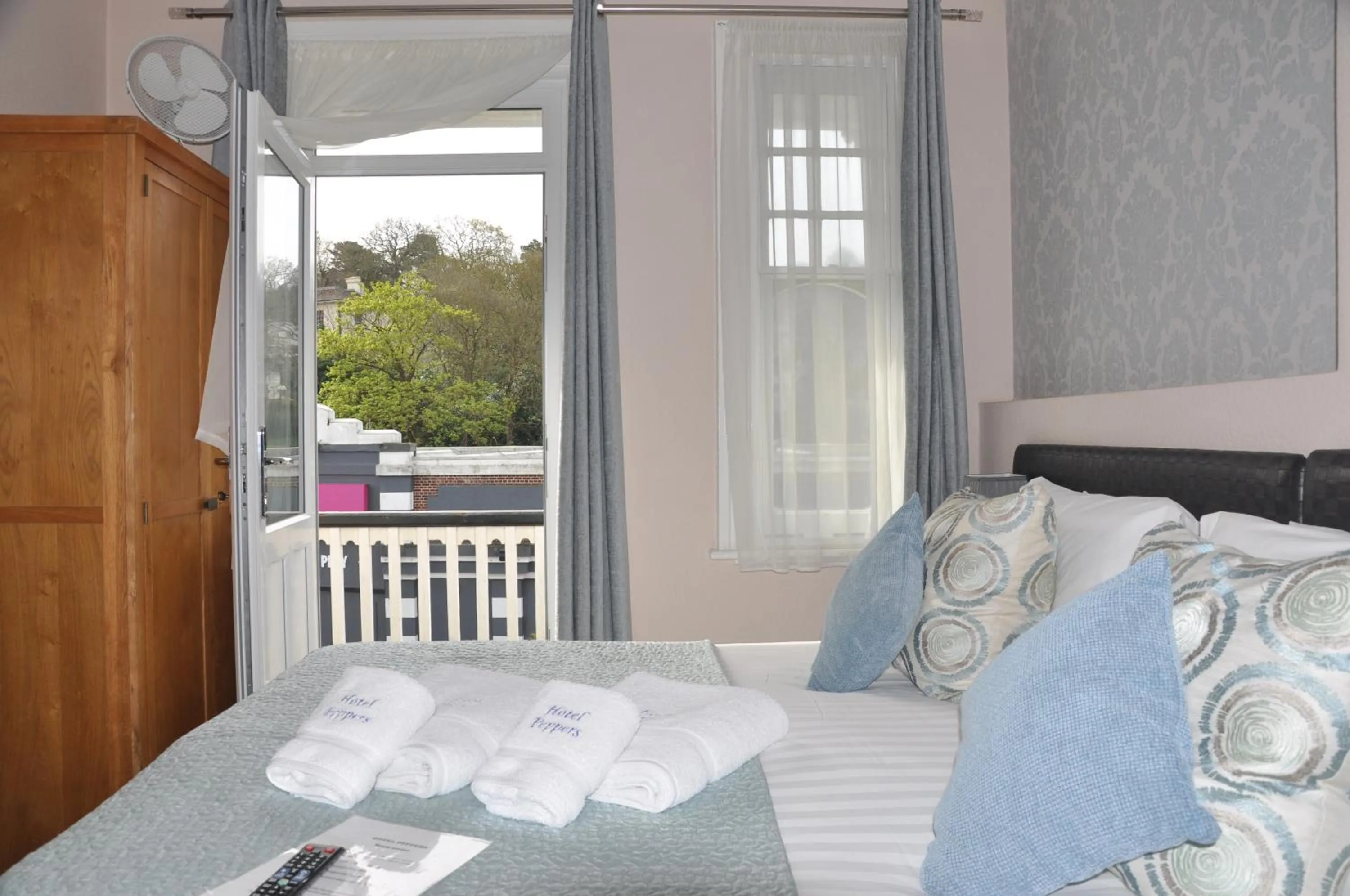 Balcony/Terrace, Bed in Hotel Peppers