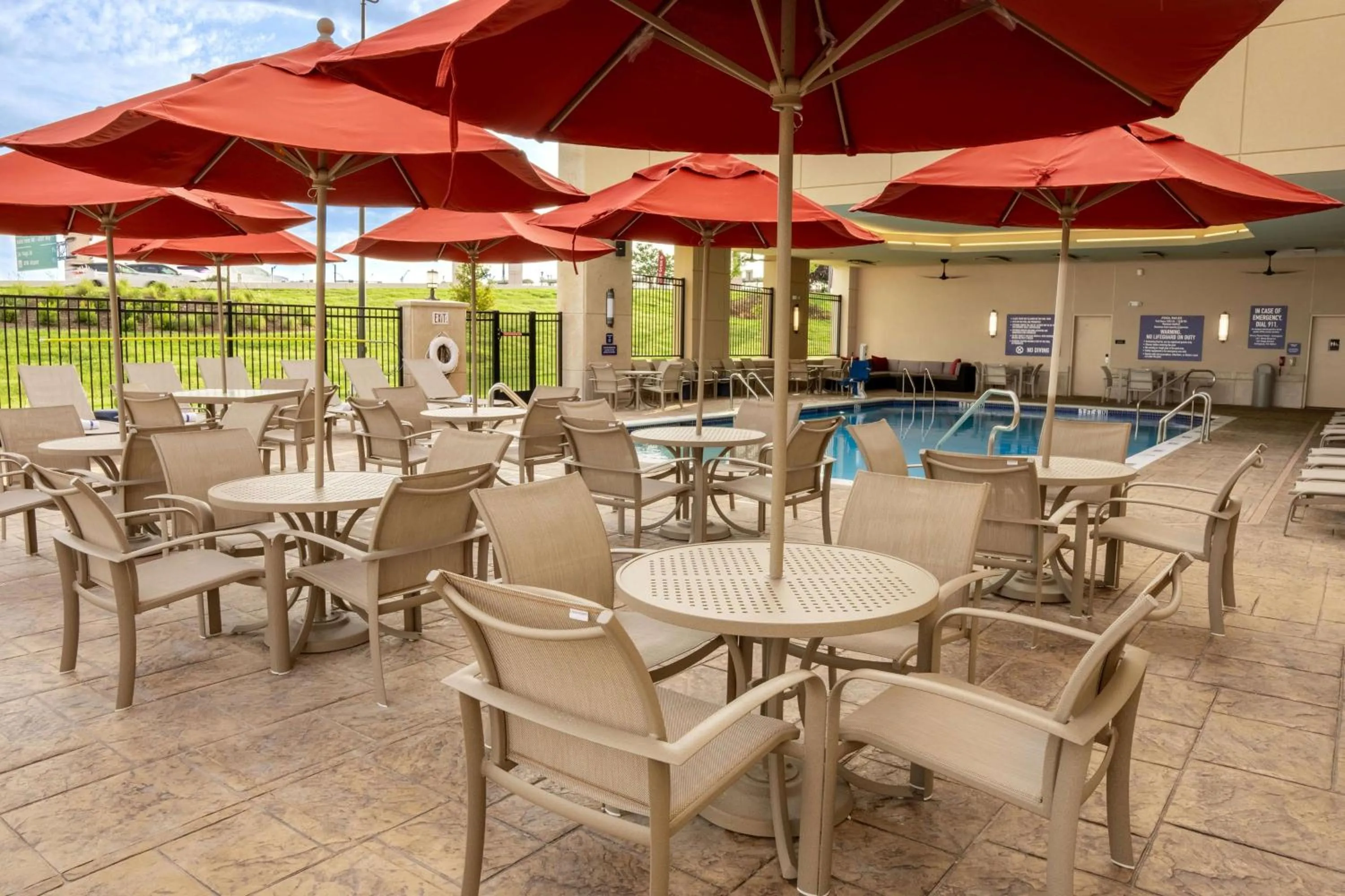 Pool view in Drury Plaza Hotel Dallas Arlington