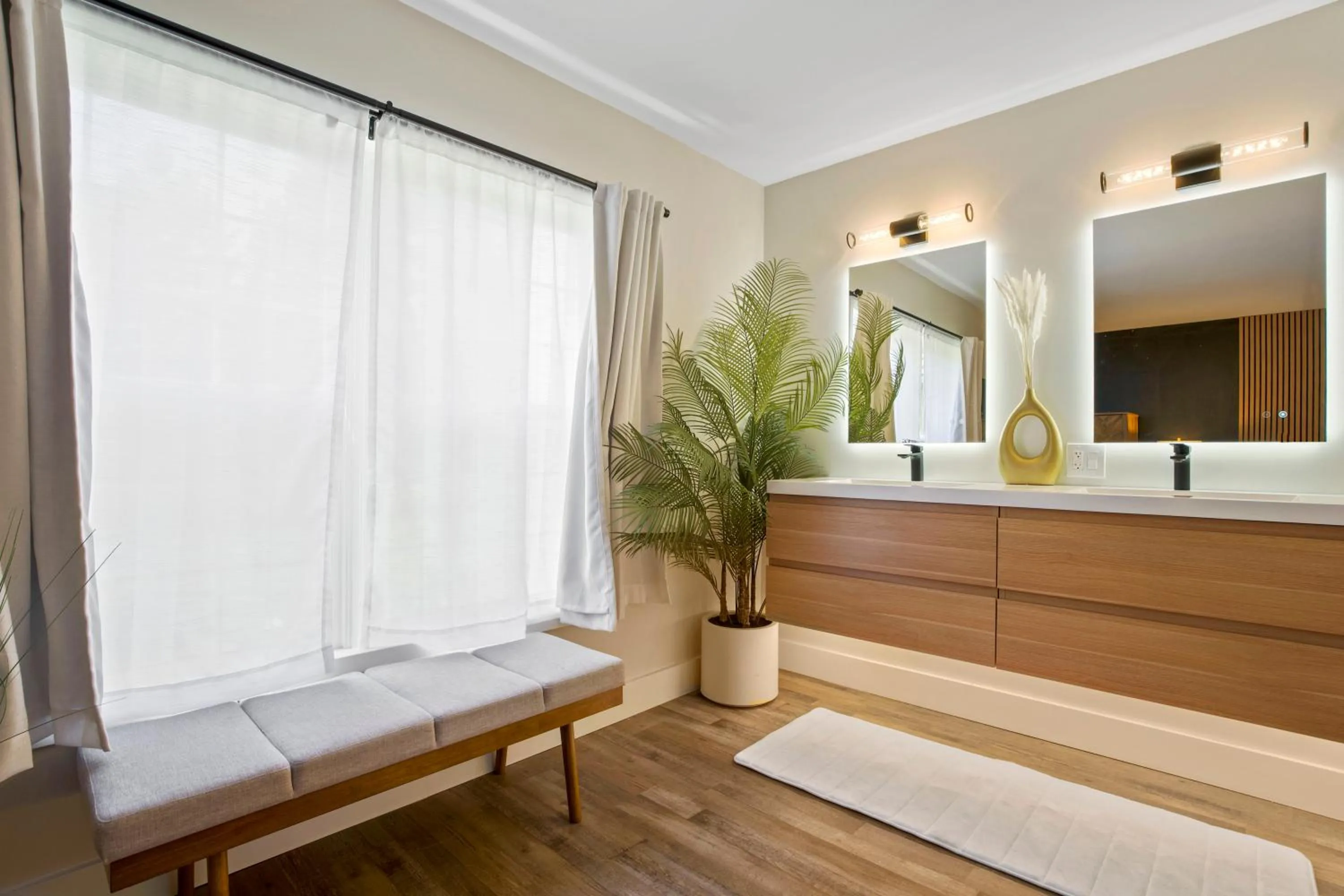 Bathroom, Bed in Mendo Bungalow
