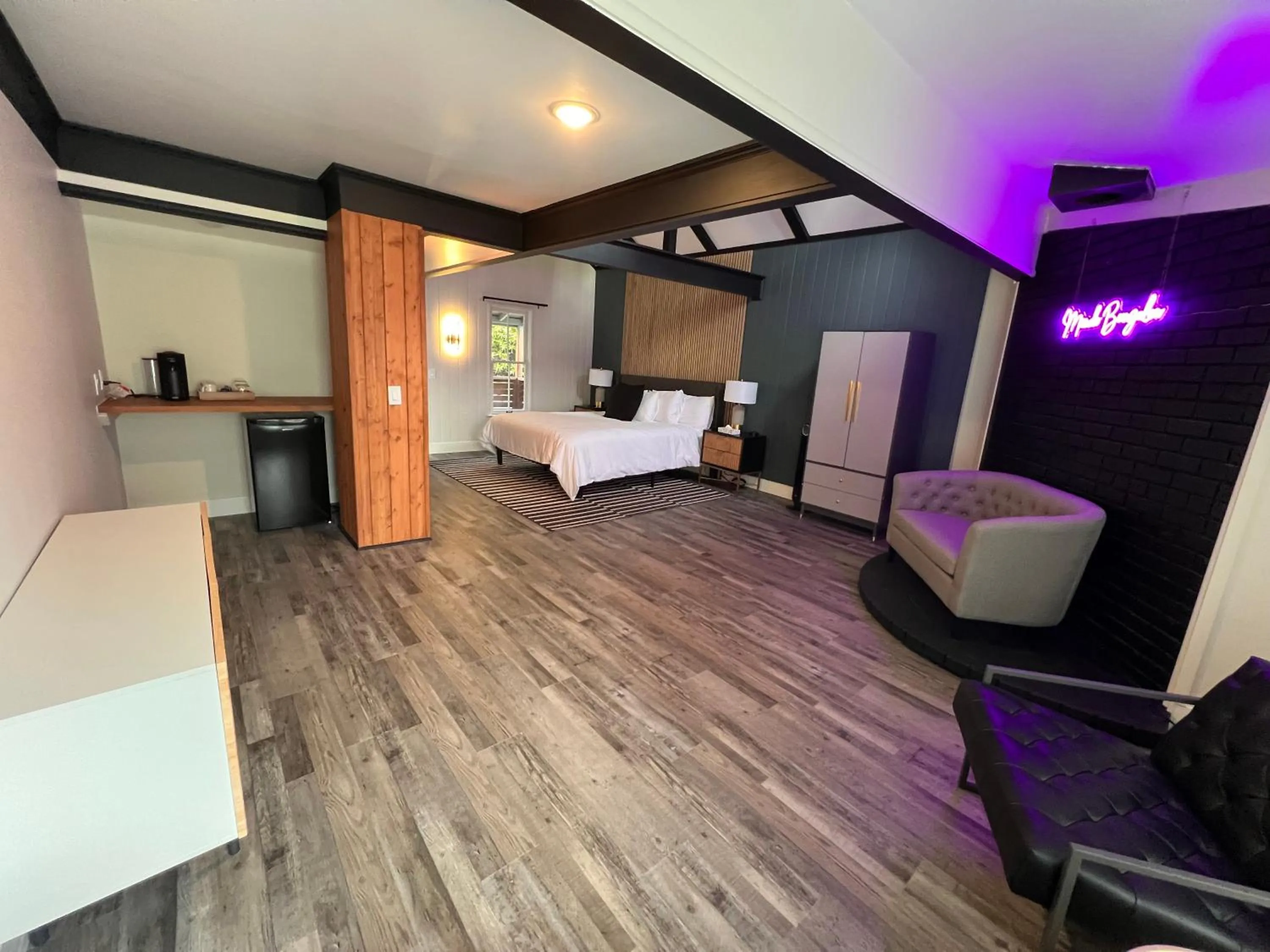 Photo of the whole room, Bed in Mendo Bungalow