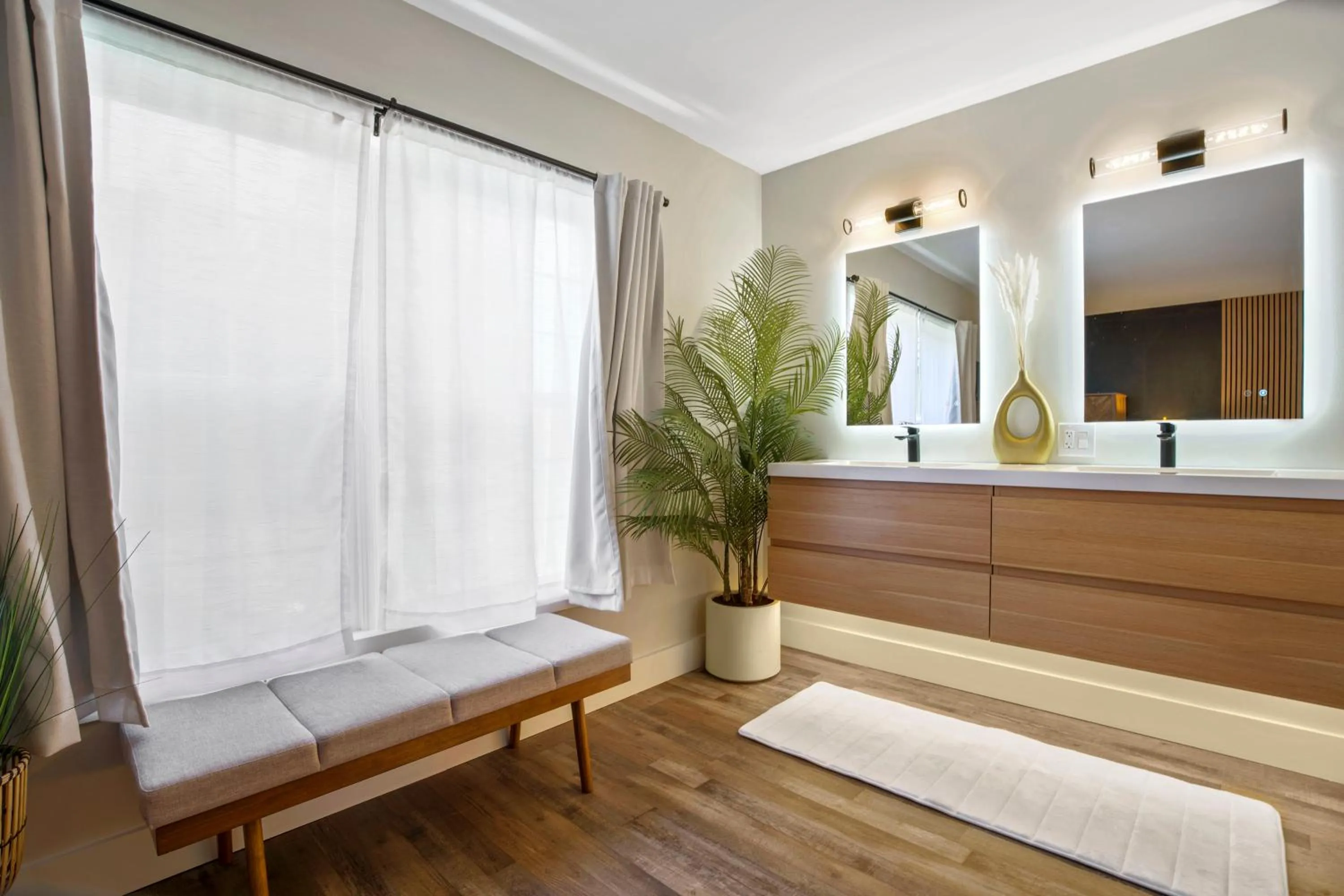 Bathroom, Bed in Mendo Bungalow