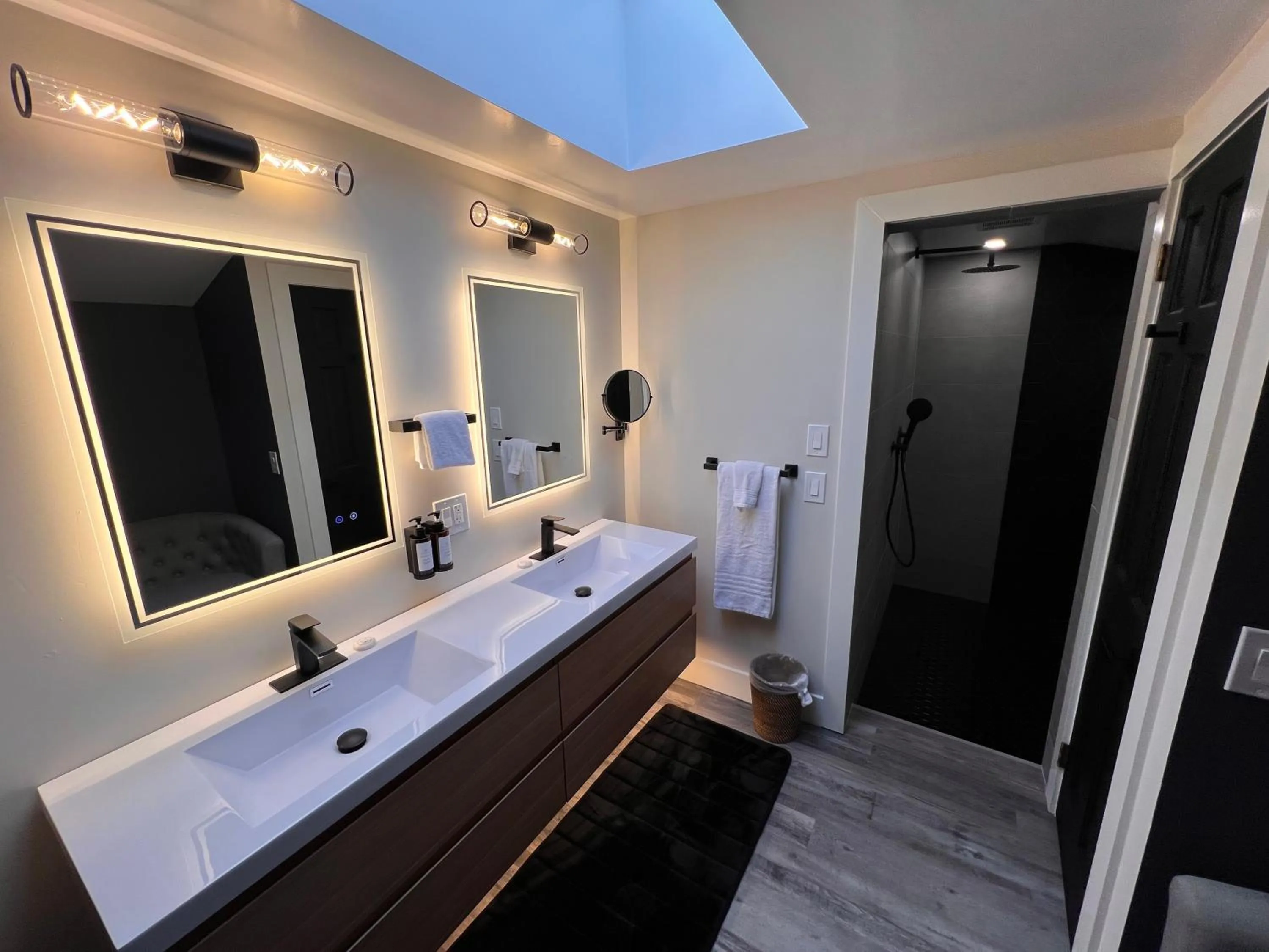 Bathroom, Bed in Mendo Bungalow