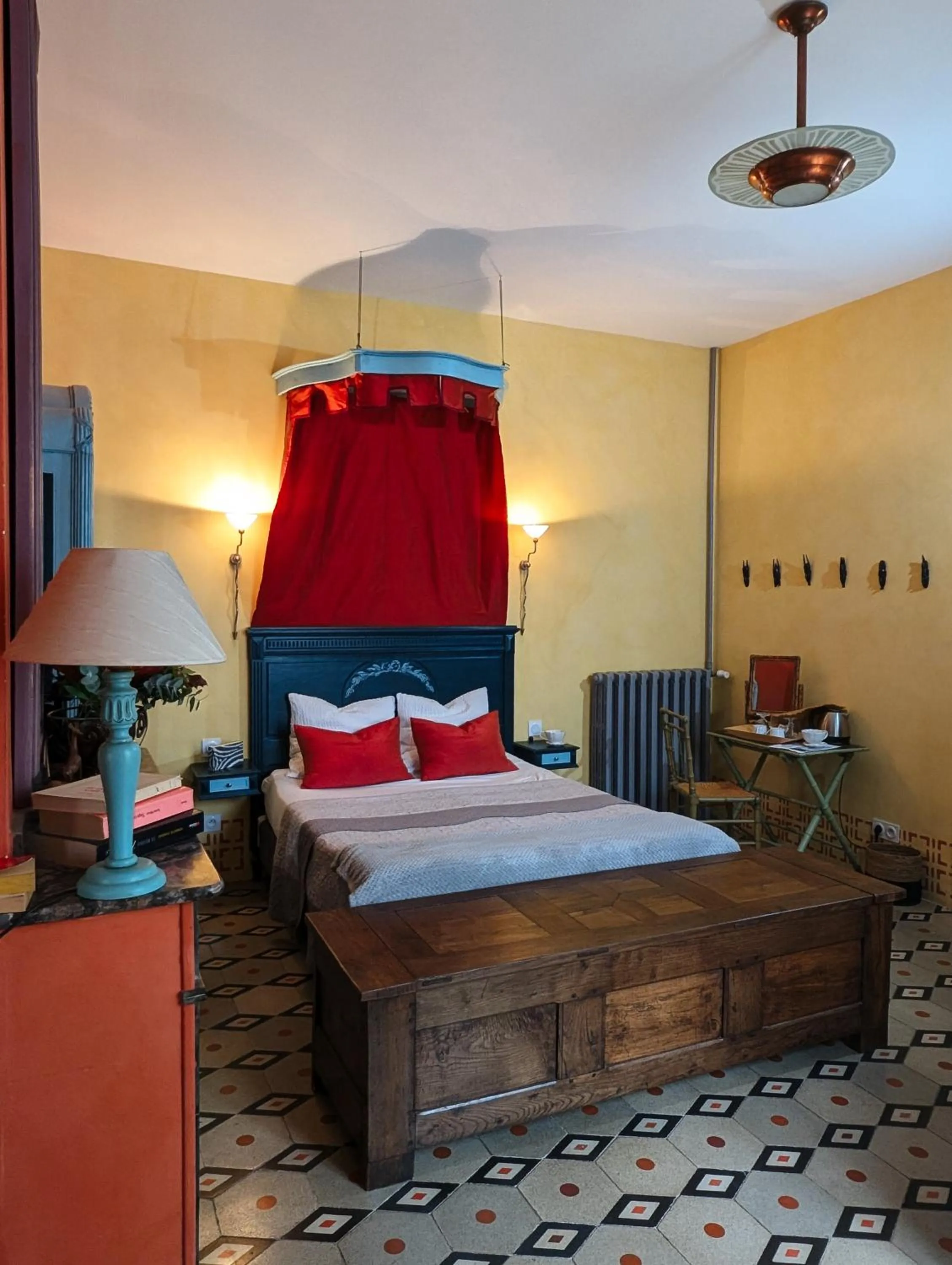 Property building, Bed in Les Chambres des Dames