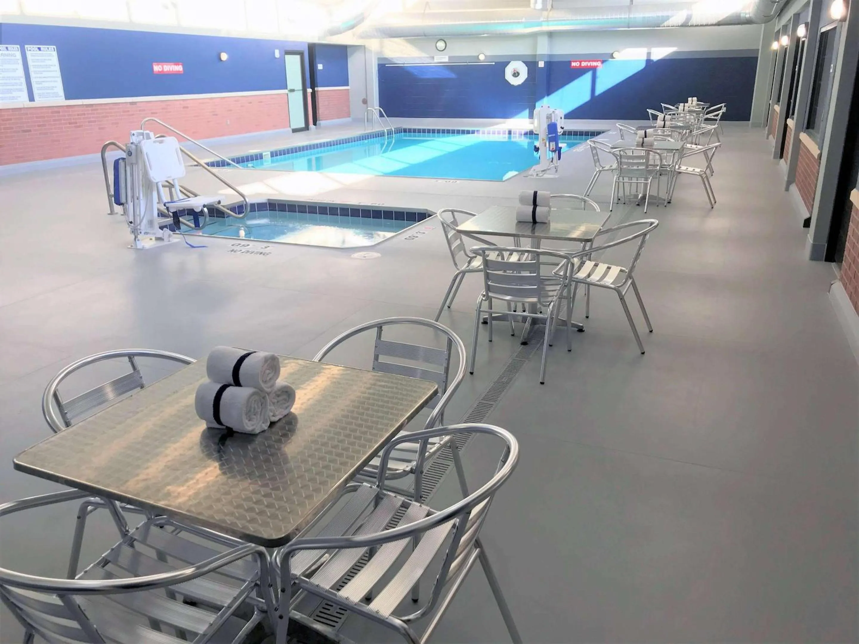 Swimming pool in Radisson Hotel La Crosse