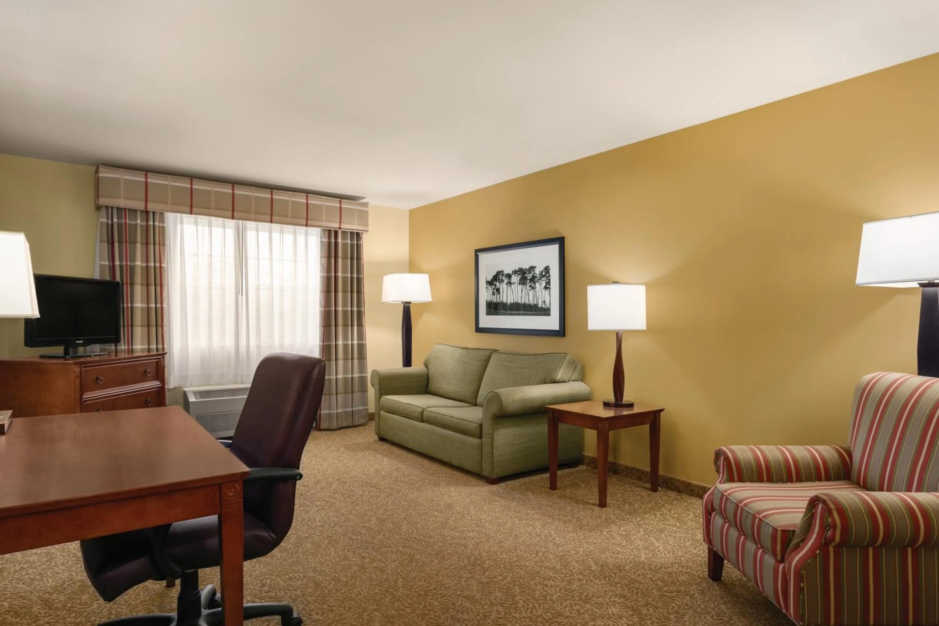 Living room in Country Inn & Suites by Radisson, Dakota Dunes, SD