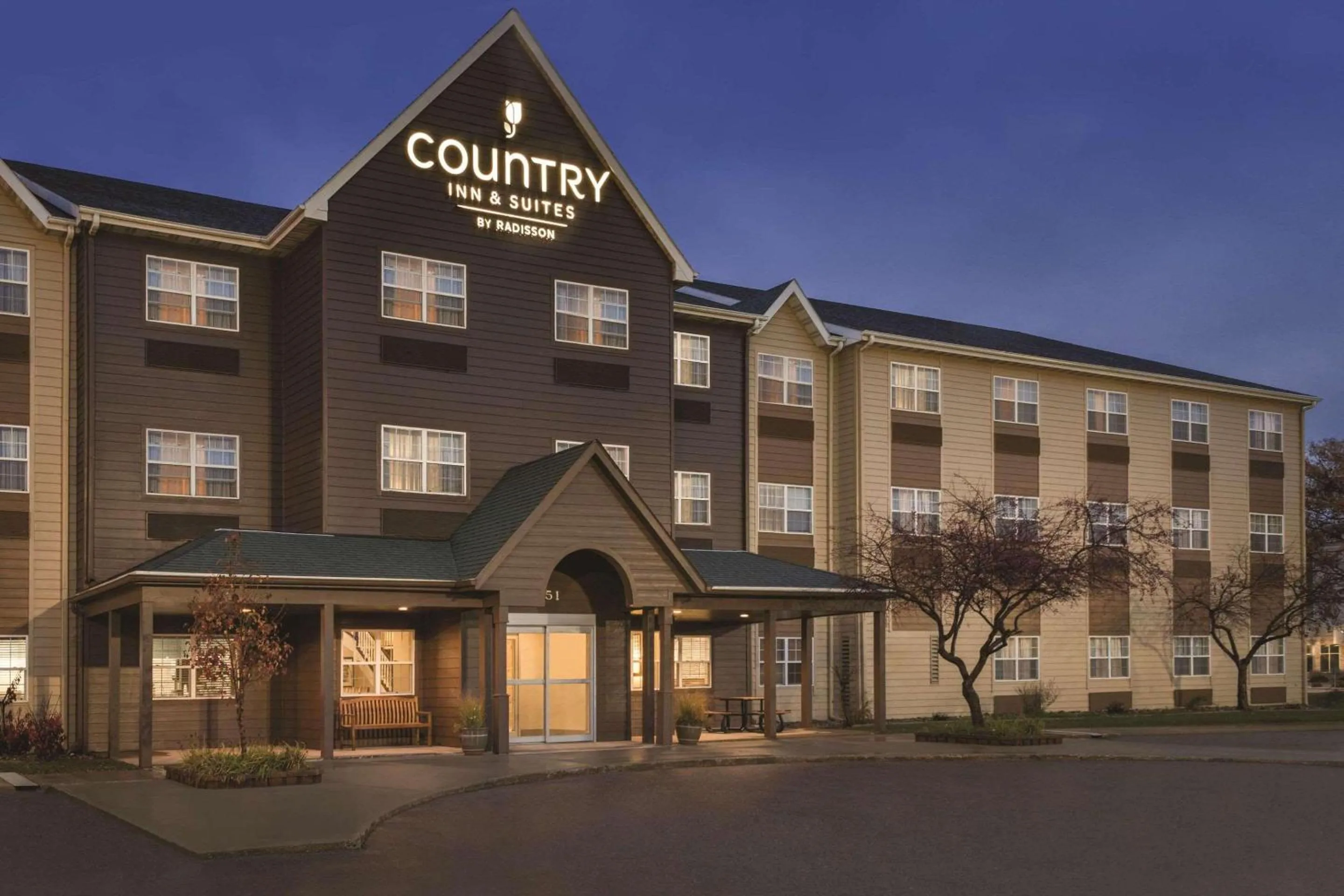Property building in Country Inn & Suites by Radisson, Dakota Dunes, SD