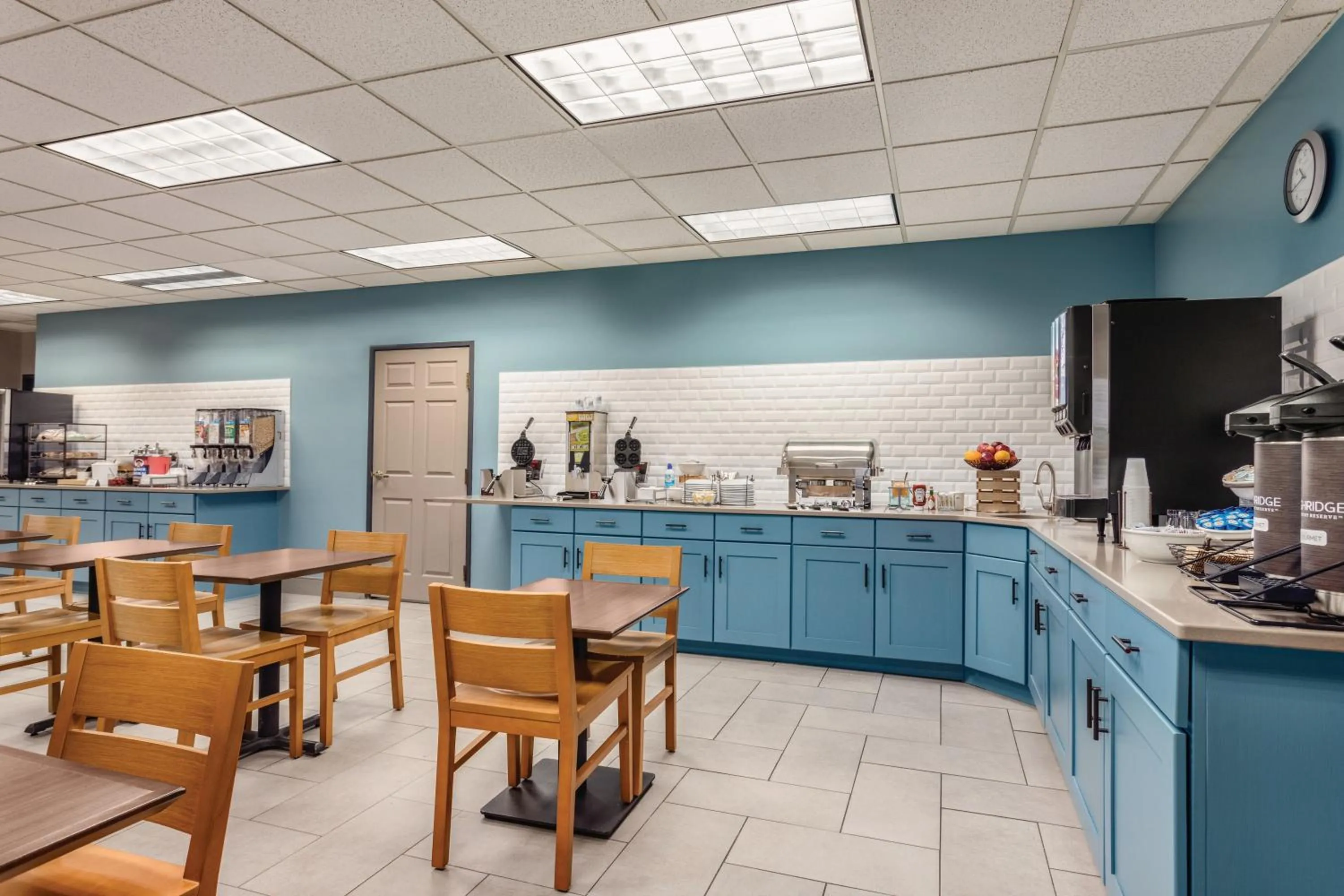 Continental breakfast in Country Inn & Suites by Radisson, Dakota Dunes, SD