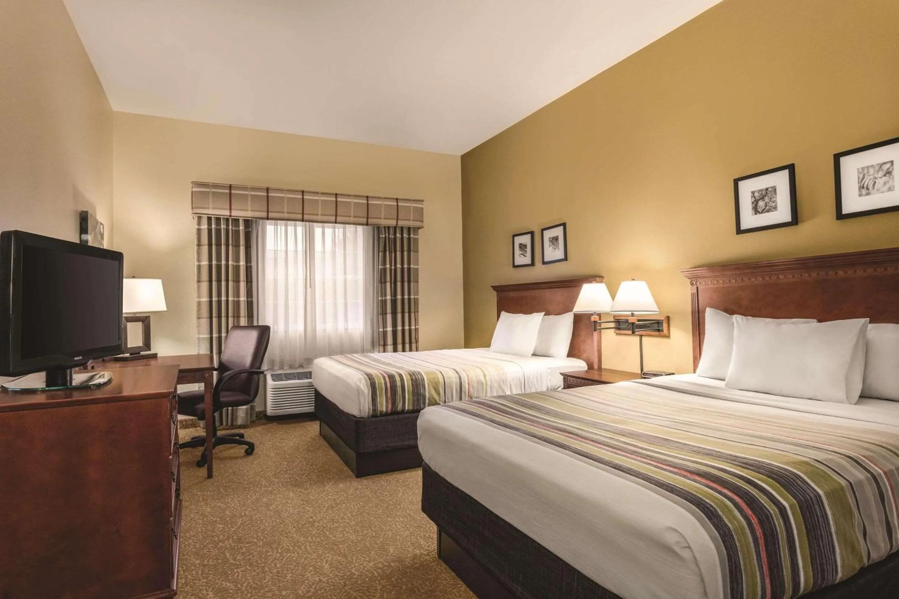 Bedroom, Bed in Country Inn & Suites by Radisson, Dakota Dunes, SD