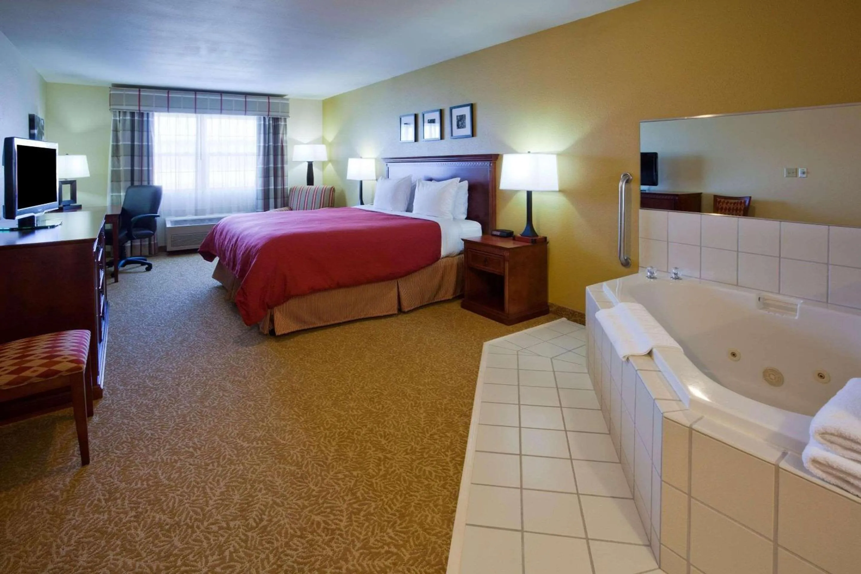 Bedroom, Bed in Country Inn & Suites by Radisson, Dakota Dunes, SD