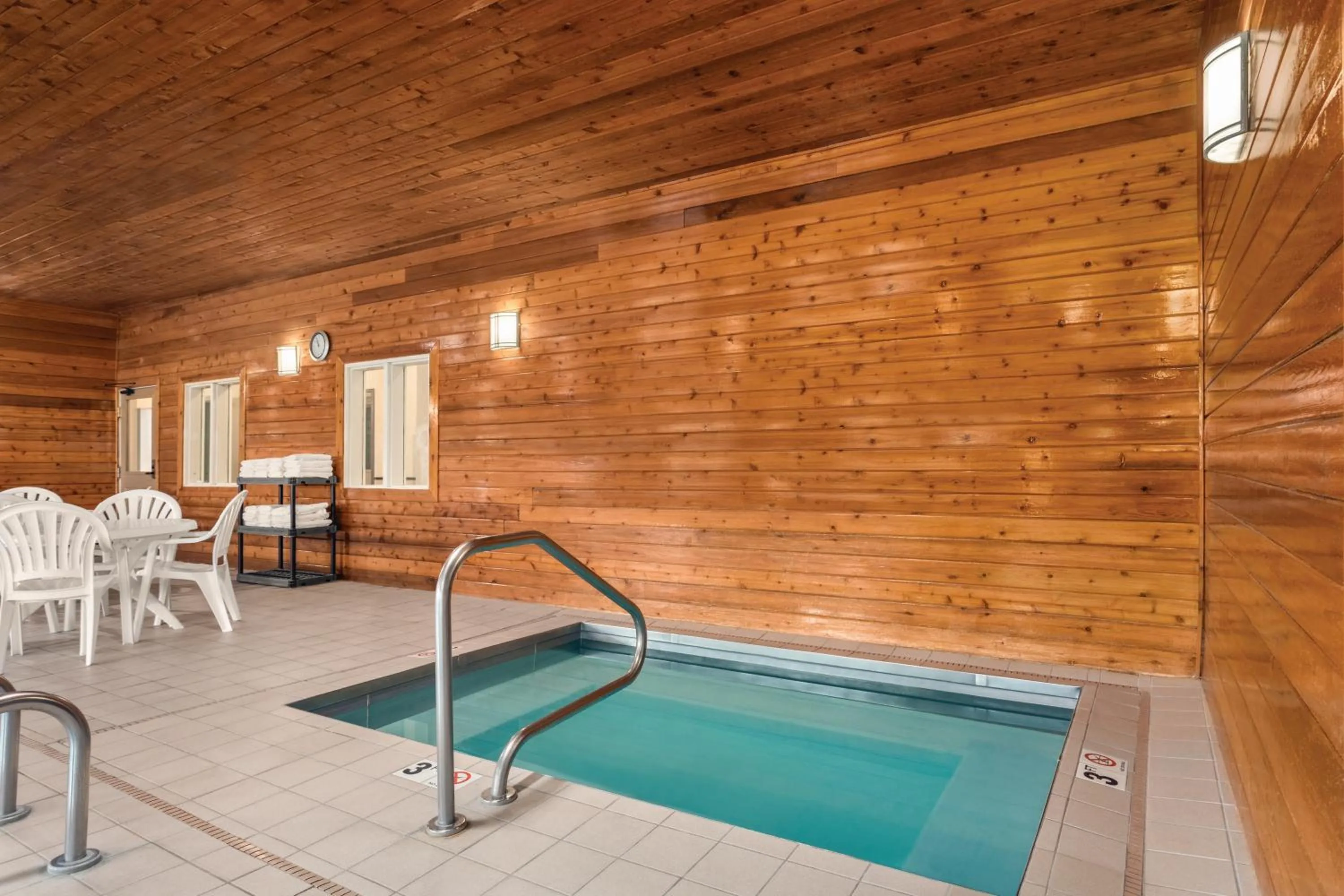 Hot Tub in Country Inn & Suites by Radisson, Dakota Dunes, SD