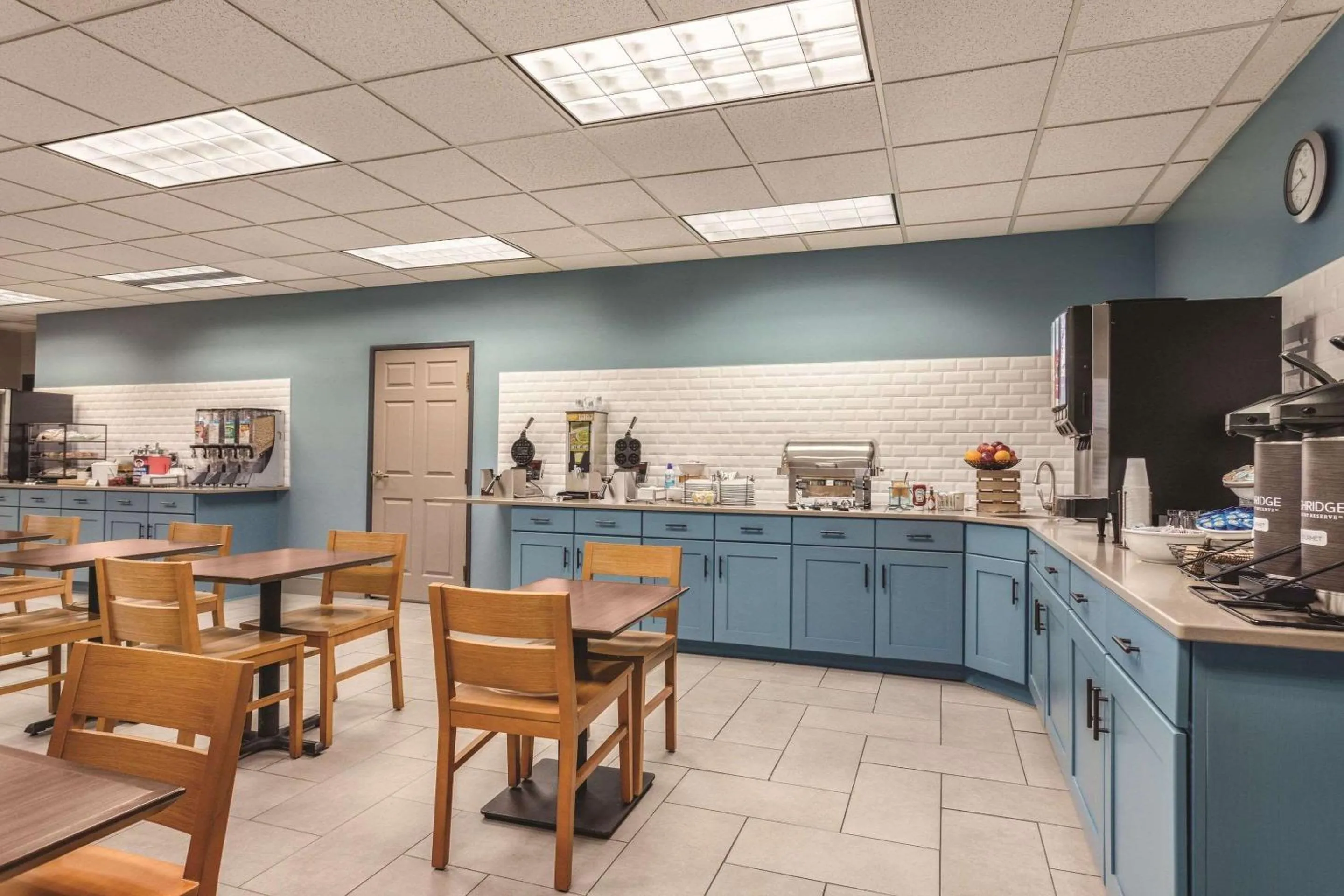 Breakfast in Country Inn & Suites by Radisson, Dakota Dunes, SD