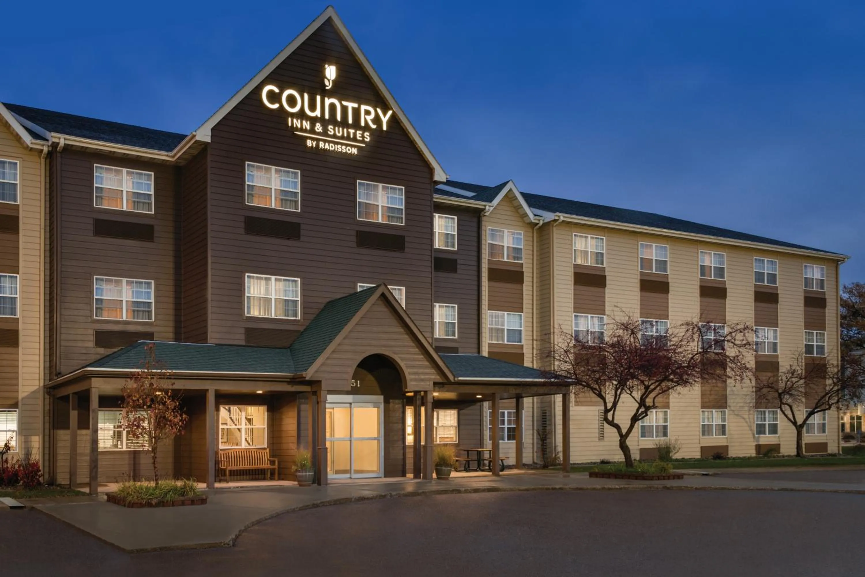Property building in Country Inn & Suites by Radisson, Dakota Dunes, SD