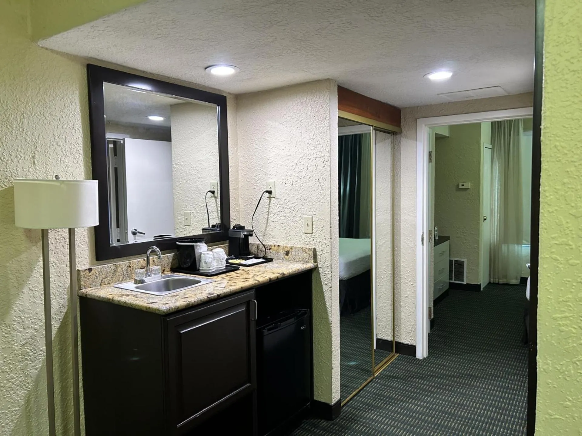 Coffee/tea facilities in Flamingo Inn & Suites Vero Beach I-95