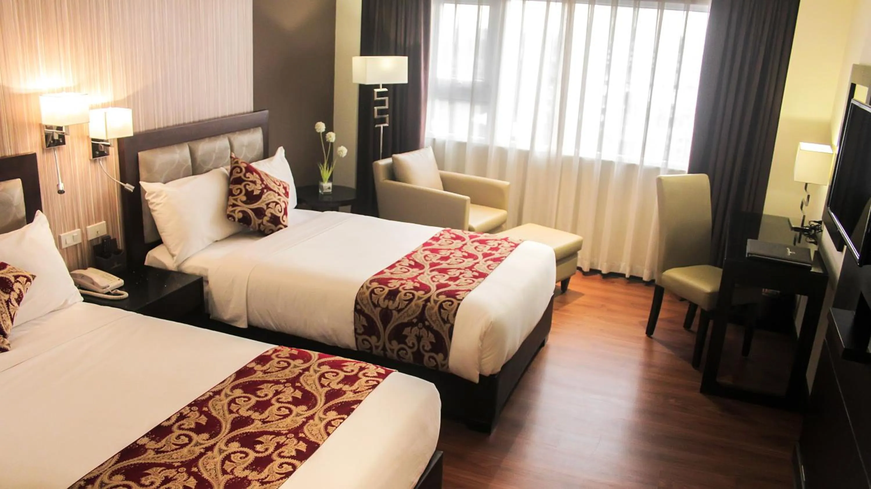 Photo of the whole room, Bed in Brentwood Suites