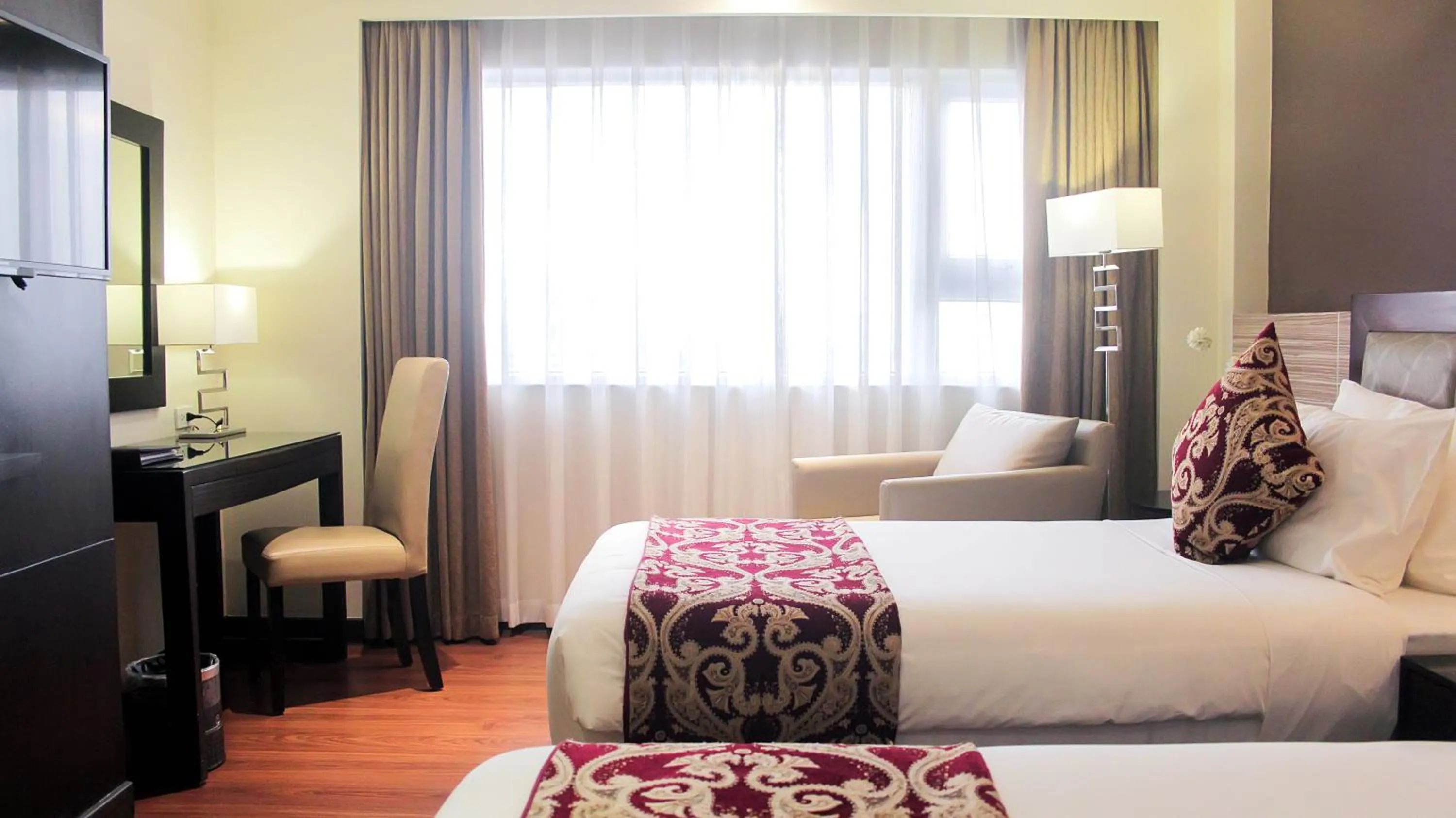 Photo of the whole room, Bed in Brentwood Suites