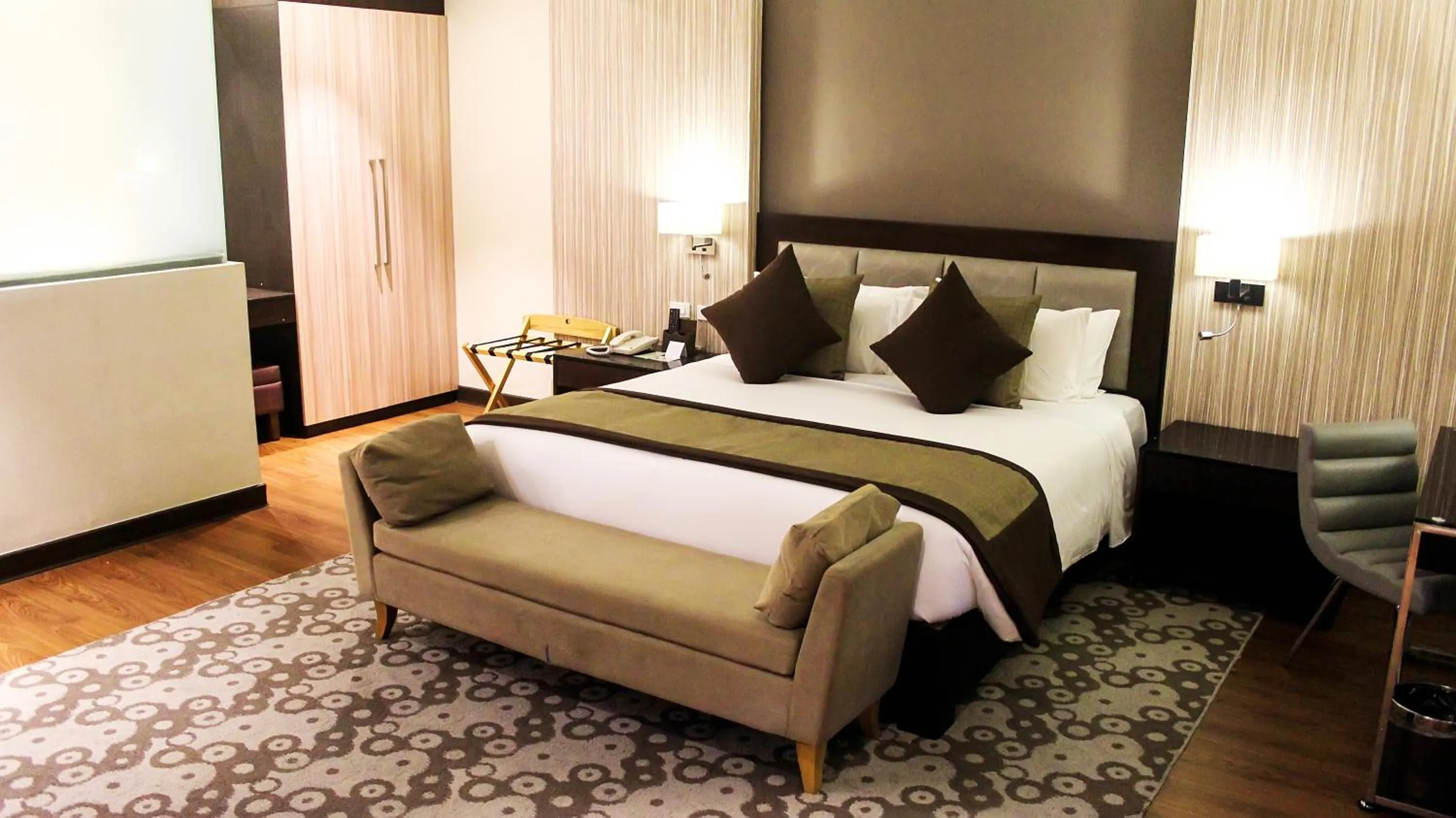 Bed in Brentwood Suites