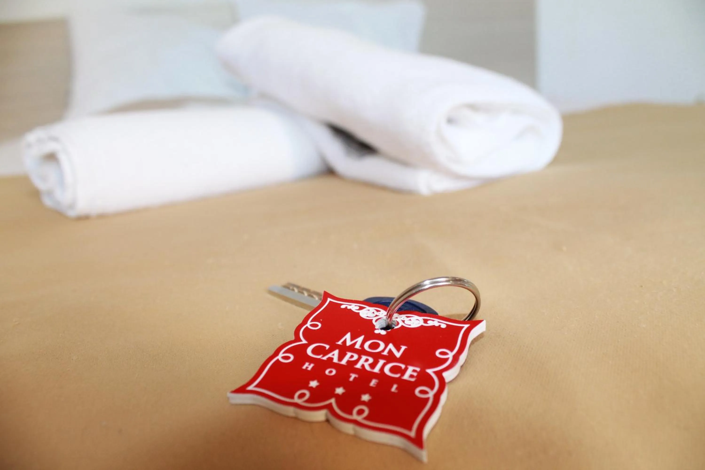 Logo/Certificate/Sign, Bed in Hotel Mon Caprice