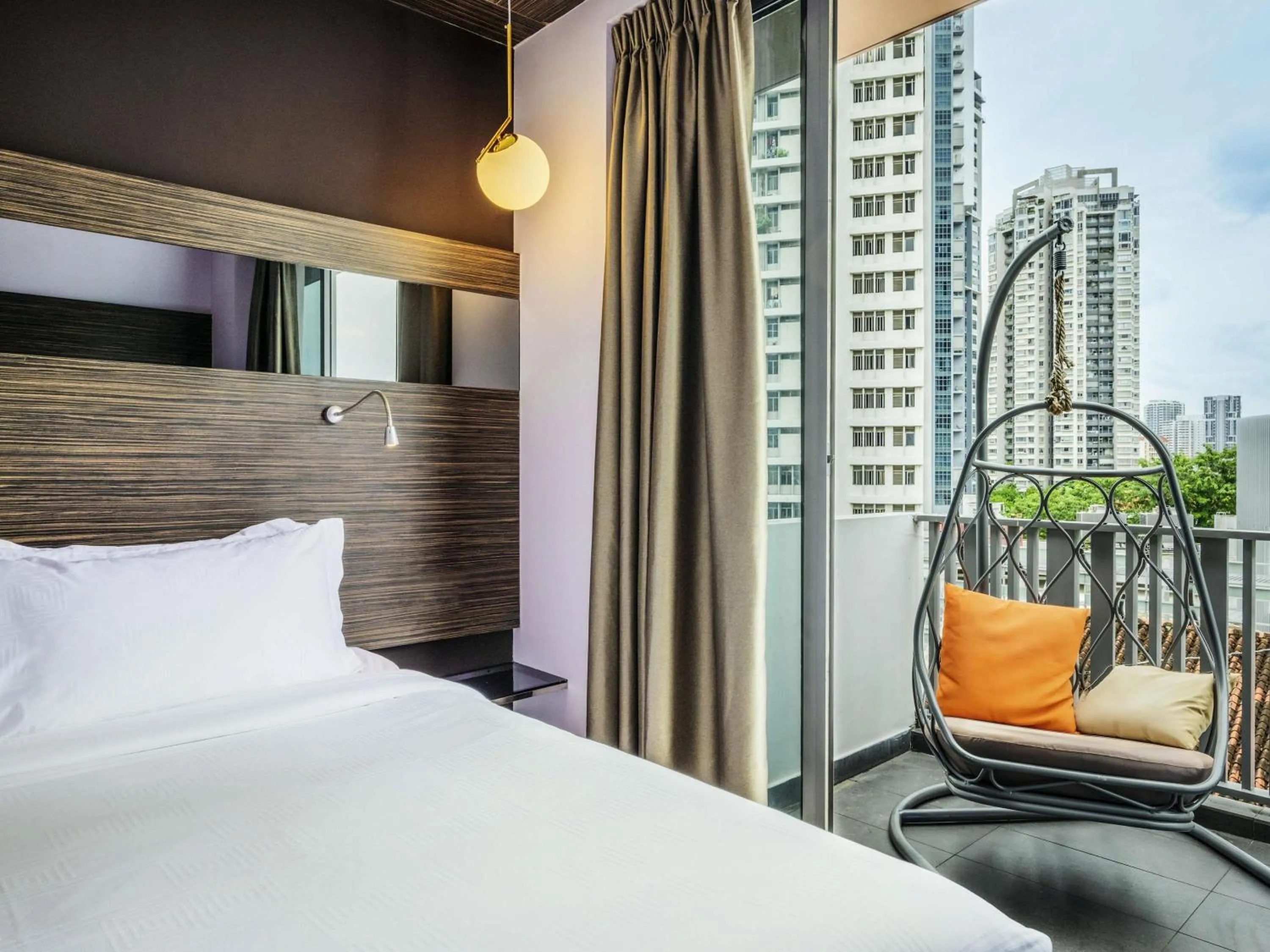 Bedroom, Bed in Mercure Singapore Tyrwhitt