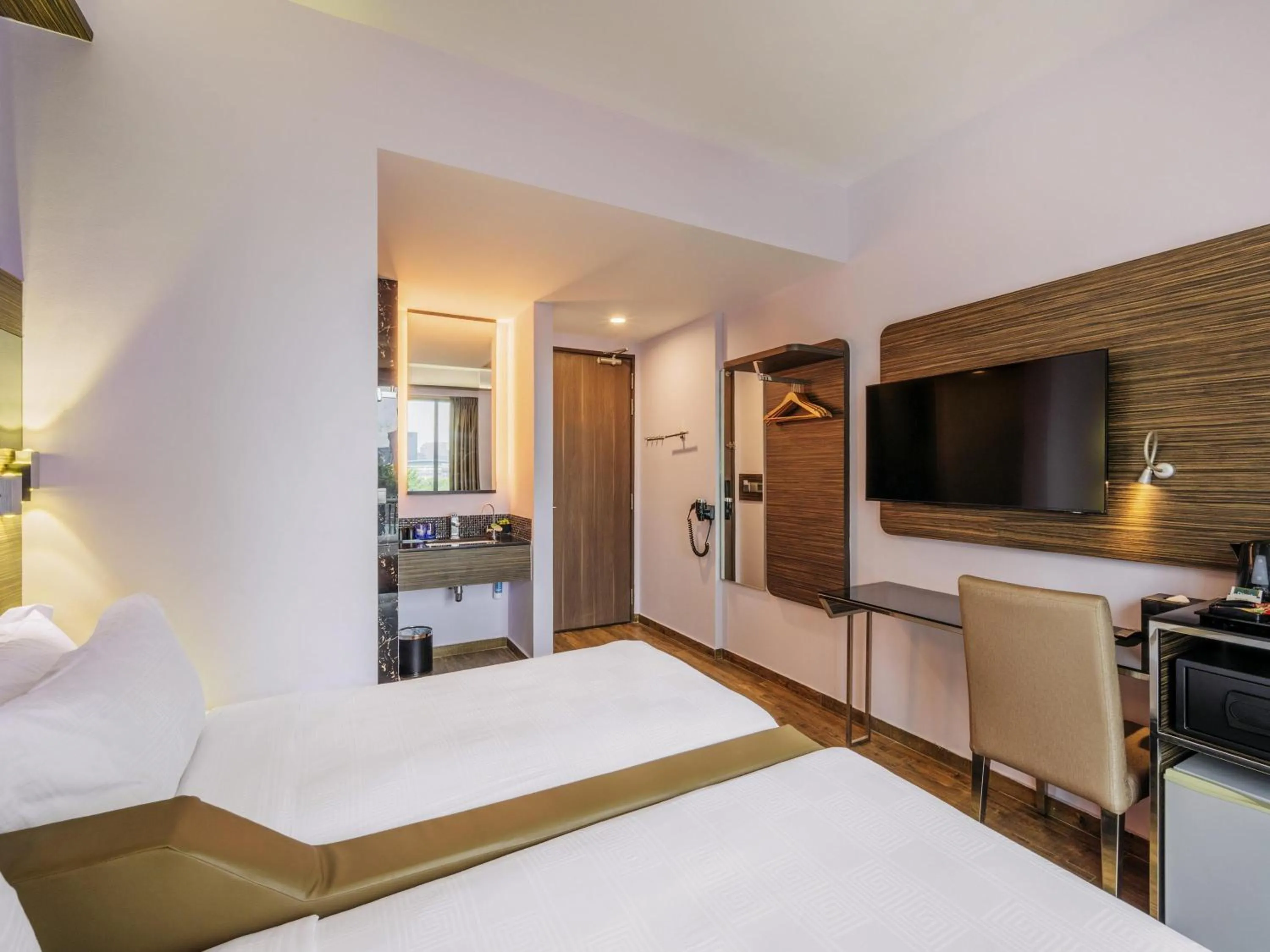 Bedroom, Bed in Mercure Singapore Tyrwhitt